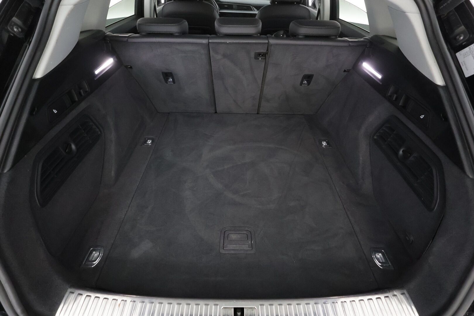 AUDI E-TRON 2022 Advanced 55 quattro * ACC / LED / P.Kamera / Koukku / Muistipenkki / Navi / Kaistavahti / Digimittaristo * - Akku kuntotarkastettu SoH 94,6% / 2x Latauskaapelit / Kahdet renkaat - Osta nyt, maksa vasta ensi vuonna