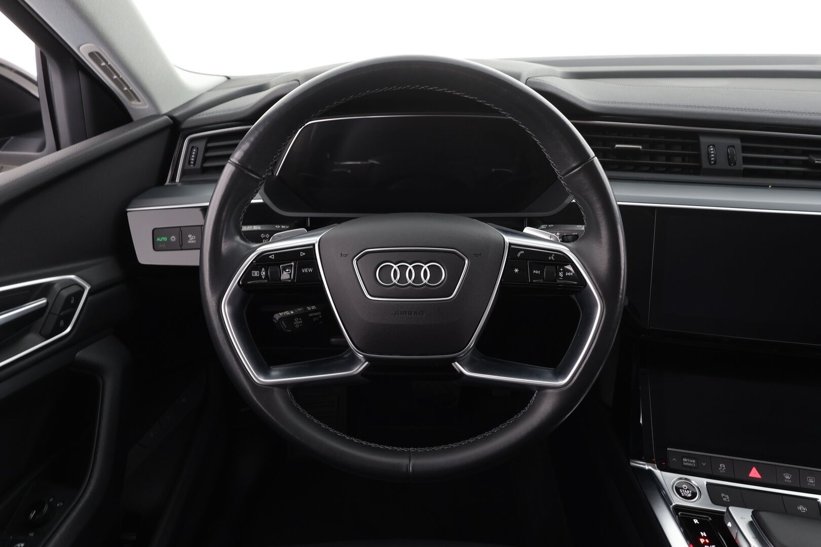 AUDI E-TRON 2022 Advanced 55 quattro * ACC / LED / P.Kamera / Koukku / Muistipenkki / Navi / Kaistavahti / Digimittaristo * - Akku kuntotarkastettu SoH 94,6% / 2x Latauskaapelit / Kahdet renkaat - Osta nyt, maksa vasta ensi vuonna