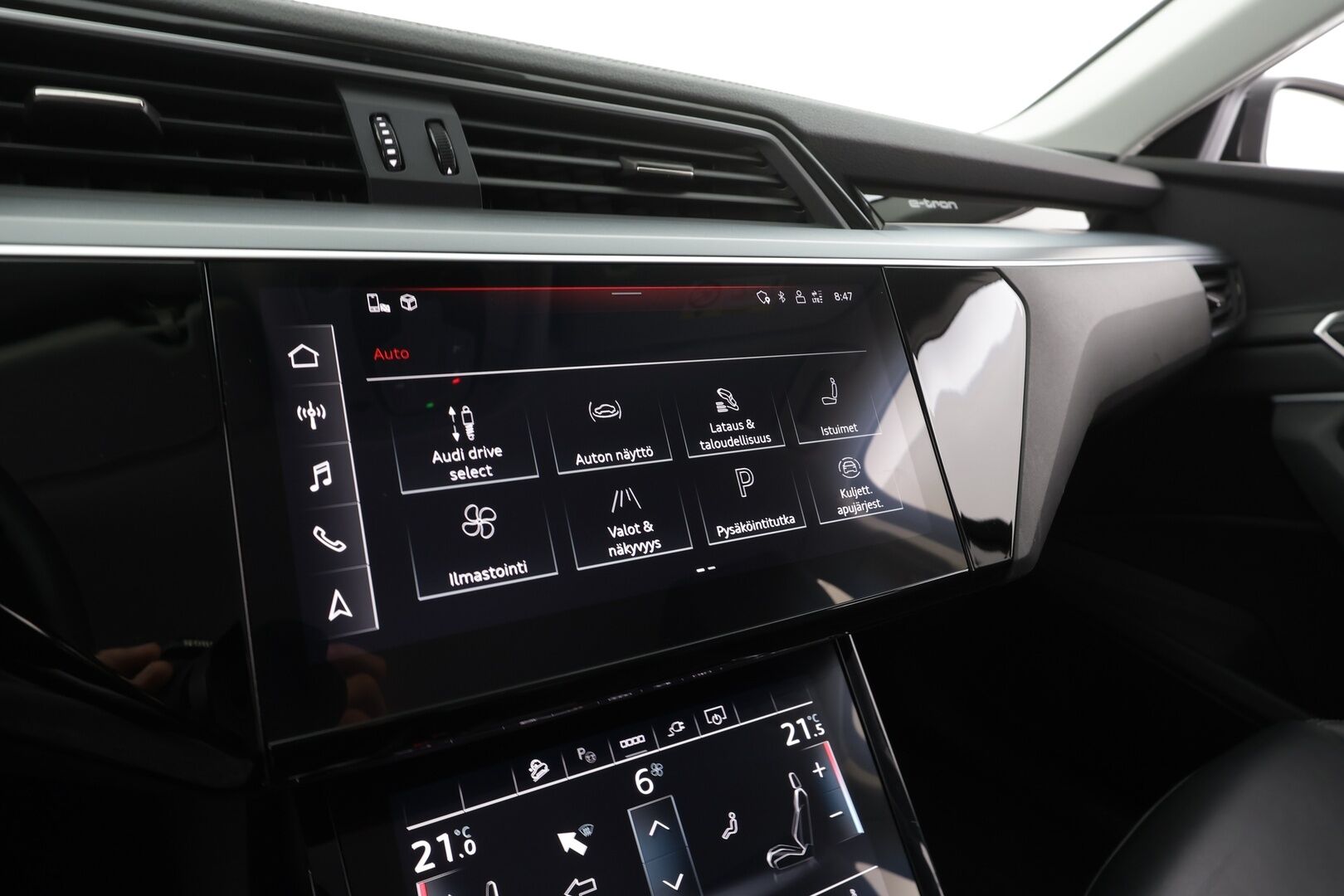 AUDI E-TRON 2022 Advanced 55 quattro * ACC / LED / P.Kamera / Koukku / Muistipenkki / Navi / Kaistavahti / Digimittaristo * - Akku kuntotarkastettu SoH 94,6% / 2x Latauskaapelit / Kahdet renkaat - Osta nyt, maksa vasta ensi vuonna