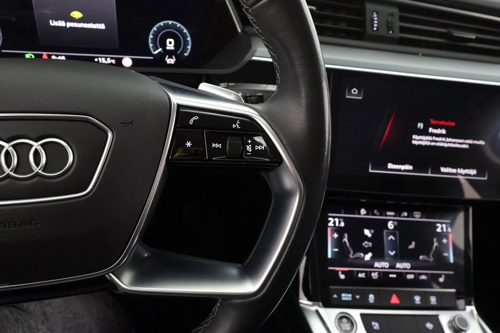 AUDI E-TRON 2022 Advanced 55 quattro * ACC / LED / P.Kamera / Koukku / Muistipenkki / Navi / Kaistavahti / Digimittaristo * - Akku kuntotarkastettu SoH 94,6% / 2x Latauskaapelit / Kahdet renkaat - Osta nyt, maksa vasta ensi vuonna