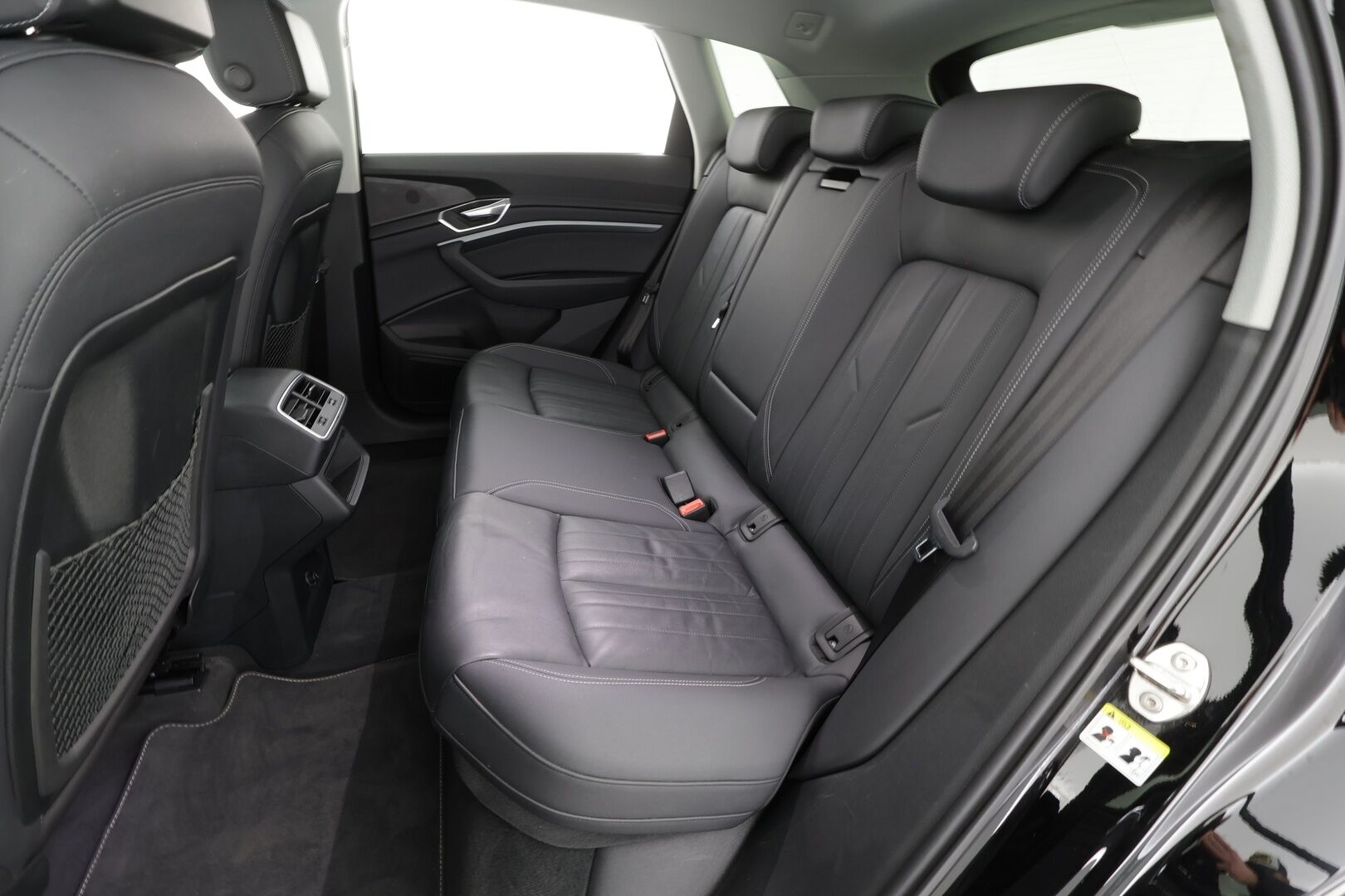 AUDI E-TRON 2022 Advanced 55 quattro * ACC / LED / P.Kamera / Koukku / Muistipenkki / Navi / Kaistavahti / Digimittaristo * - Akku kuntotarkastettu SoH 94,6% / 2x Latauskaapelit / Kahdet renkaat - Osta nyt, maksa vasta ensi vuonna