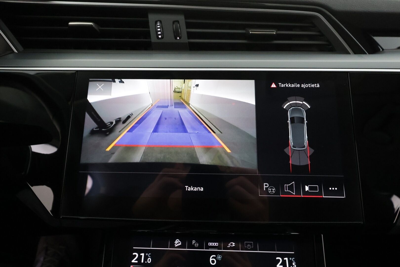 AUDI E-TRON 2022 Advanced 55 quattro * ACC / LED / P.Kamera / Koukku / Muistipenkki / Navi / Kaistavahti / Digimittaristo * - Akku kuntotarkastettu SoH 94,6% / 2x Latauskaapelit / Kahdet renkaat - Osta nyt, maksa vasta ensi vuonna