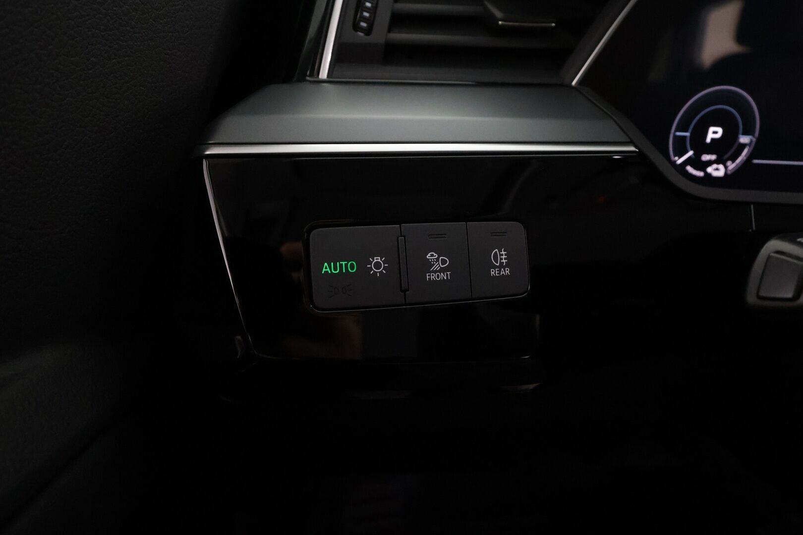 AUDI E-TRON 2022 Advanced 55 quattro * ACC / LED / P.Kamera / Koukku / Muistipenkki / Navi / Kaistavahti / Digimittaristo * - Akku kuntotarkastettu SoH 94,6% / 2x Latauskaapelit / Kahdet renkaat - Osta nyt, maksa vasta ensi vuonna