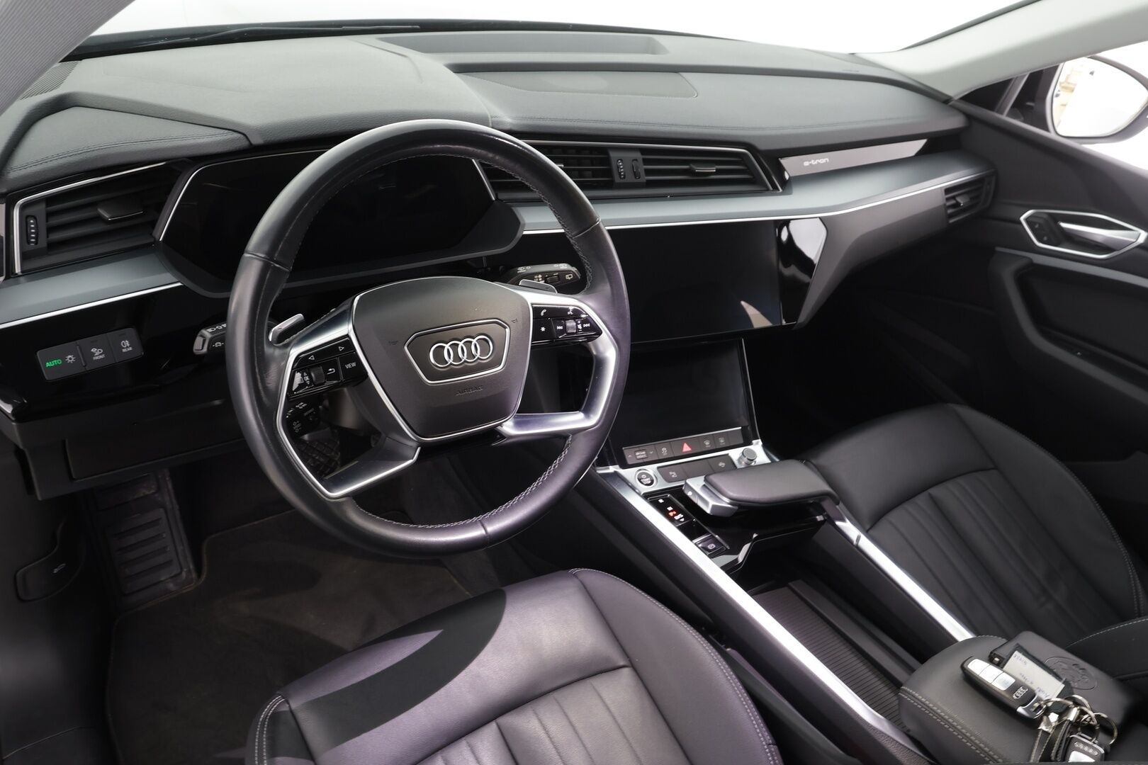 AUDI E-TRON 2022 Advanced 55 quattro * ACC / LED / P.Kamera / Koukku / Muistipenkki / Navi / Kaistavahti / Digimittaristo * - Akku kuntotarkastettu SoH 94,6% / 2x Latauskaapelit / Kahdet renkaat - Osta nyt, maksa vasta ensi vuonna