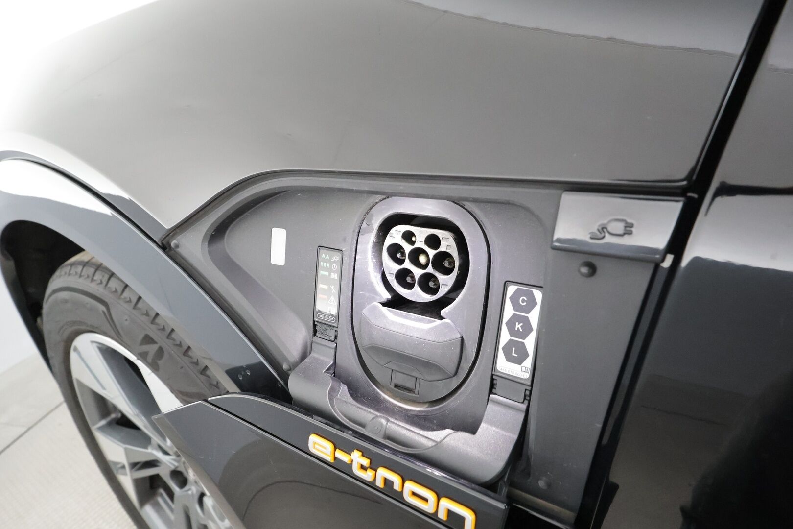 AUDI E-TRON 2022 Advanced 55 quattro * ACC / LED / P.Kamera / Koukku / Muistipenkki / Navi / Kaistavahti / Digimittaristo * - Akku kuntotarkastettu SoH 94,6% / 2x Latauskaapelit / Kahdet renkaat - Osta nyt, maksa vasta ensi vuonna