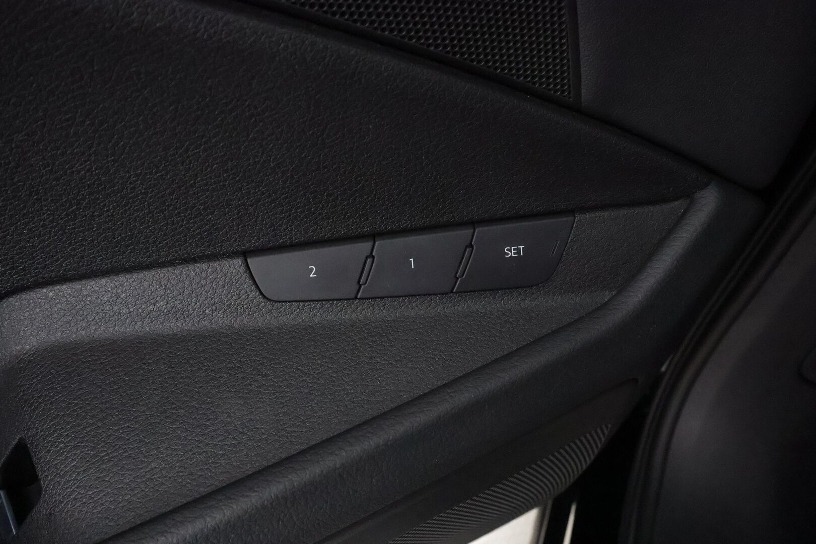 AUDI E-TRON 2022 Advanced 55 quattro * ACC / LED / P.Kamera / Koukku / Muistipenkki / Navi / Kaistavahti / Digimittaristo * - Akku kuntotarkastettu SoH 94,6% / 2x Latauskaapelit / Kahdet renkaat - Osta nyt, maksa vasta ensi vuonna