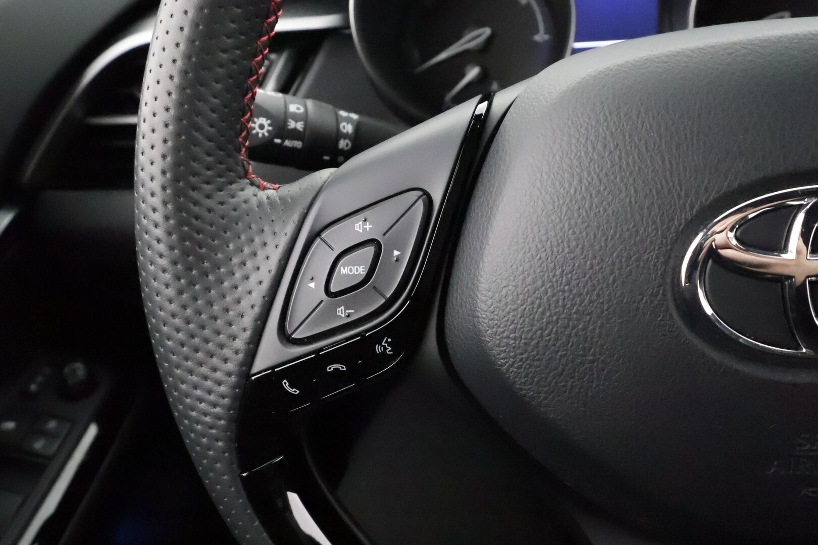 TOYOTA C-HR 2023 1.8 Hybrid GR-Sport * ACC / P.kamera / LED / Navi / Sähköpenkki / Sporttipenkit / KeylessGo *