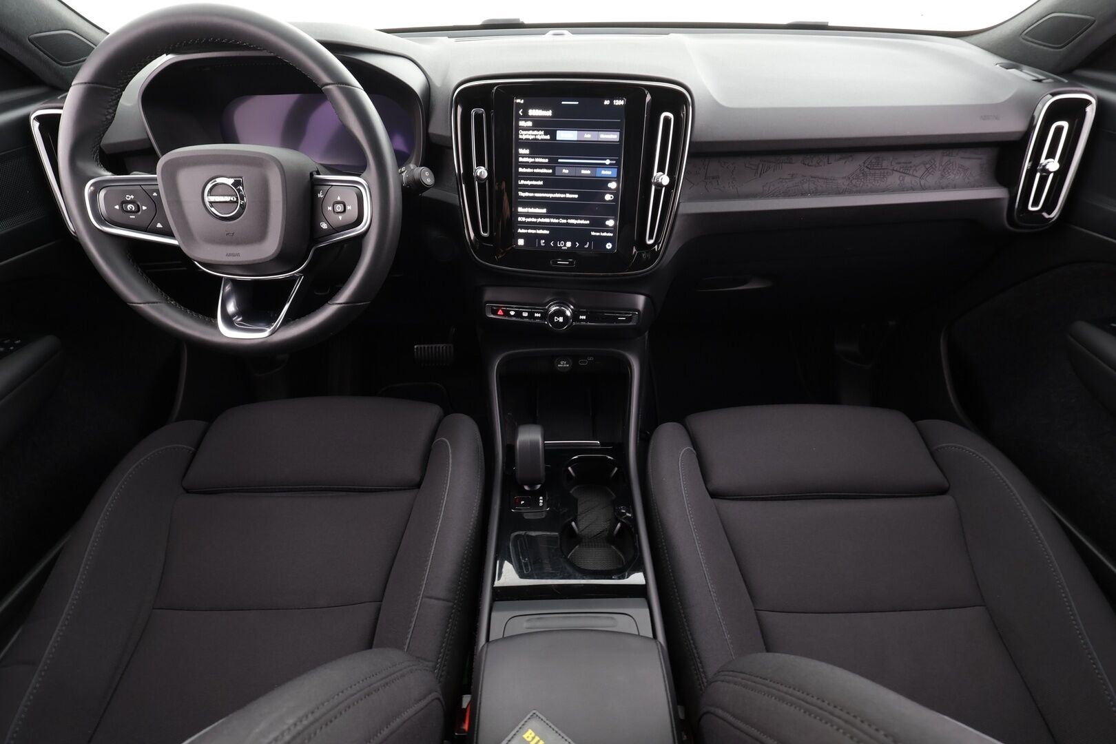 Volvo XC40 2023 Recharge Twin Plus * Koukku / ILP / ACC / Pixel-LED / P.Kamera / Sportpenkki Muistilla / Navi / Keyless * - Akku kuntotarkastettu SoH 94,8% / Kahdet renkaat / Merkkihuollettu - HULLU BLACKWEEK KORKOTARJOUS 2,49%