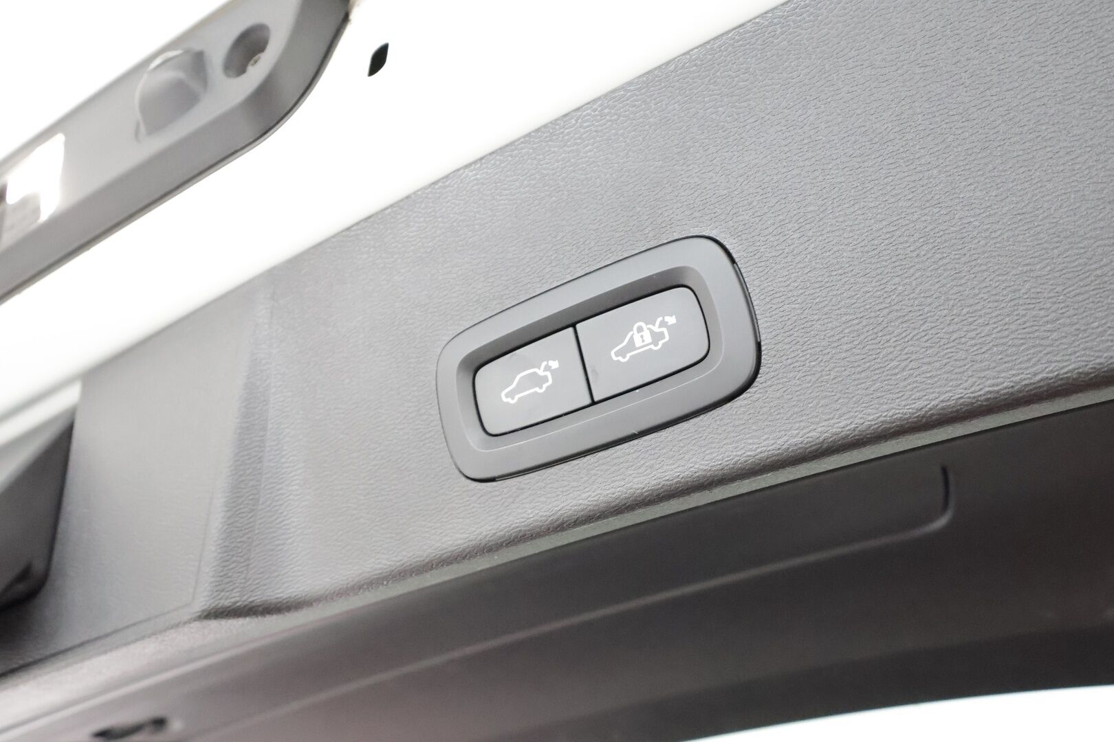 Volvo XC40 2023 Recharge Twin Plus * Koukku / ILP / ACC / Pixel-LED / P.Kamera / Sportpenkki Muistilla / Navi / Keyless * - Akku kuntotarkastettu SoH 94,8% / Kahdet renkaat / Merkkihuollettu - HULLU BLACKWEEK KORKOTARJOUS 2,49%