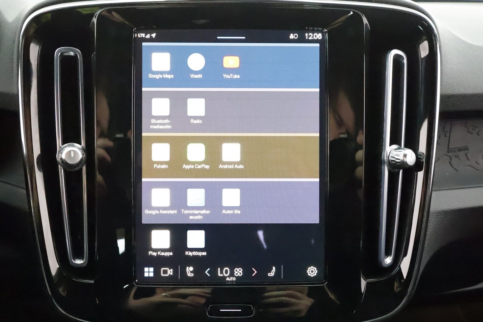 Volvo XC40 2023 Recharge Twin Plus * Koukku / ILP / ACC / Pixel-LED / P.Kamera / Sportpenkki Muistilla / Navi / Keyless * - Akku kuntotarkastettu SoH 94,8% / Kahdet renkaat / Merkkihuollettu - HULLU BLACKWEEK KORKOTARJOUS 2,49%