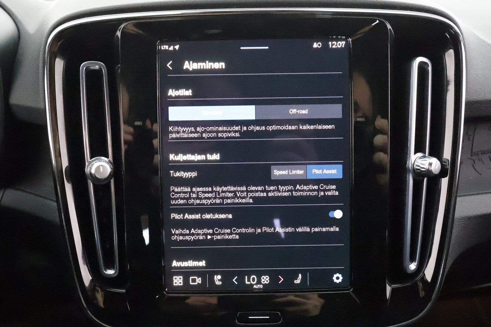 Volvo XC40 2023 Recharge Twin Plus * Koukku / ILP / ACC / Pixel-LED / P.Kamera / Sportpenkki Muistilla / Navi / Keyless * - Akku kuntotarkastettu SoH 94,8% / Kahdet renkaat / Merkkihuollettu - HULLU BLACKWEEK KORKOTARJOUS 2,49%