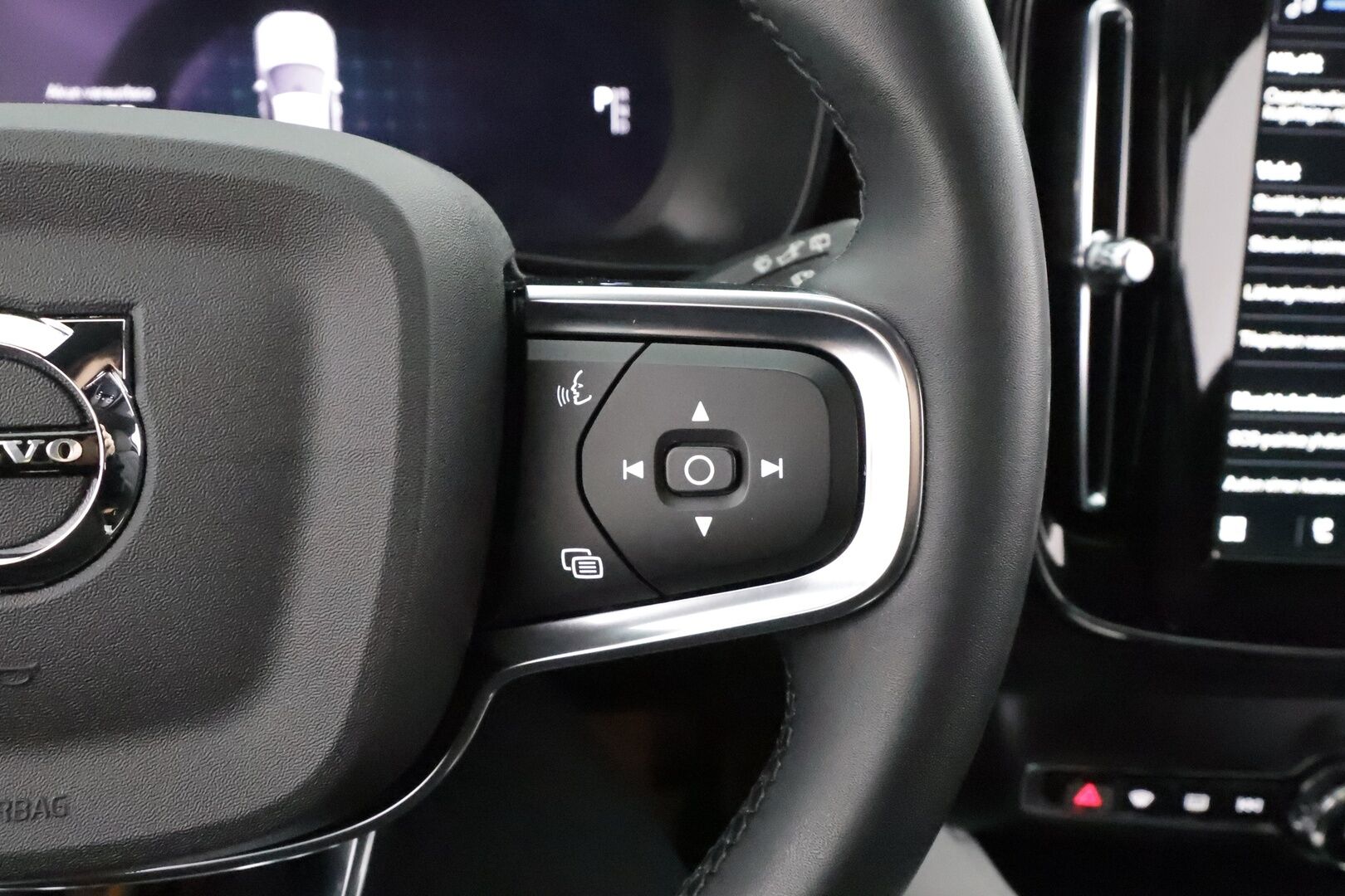 Volvo XC40 2023 Recharge Twin Plus * Koukku / ILP / ACC / Pixel-LED / P.Kamera / Sportpenkki Muistilla / Navi / Keyless * - Akku kuntotarkastettu SoH 94,8% / Kahdet renkaat / Merkkihuollettu - HULLU BLACKWEEK KORKOTARJOUS 2,49%