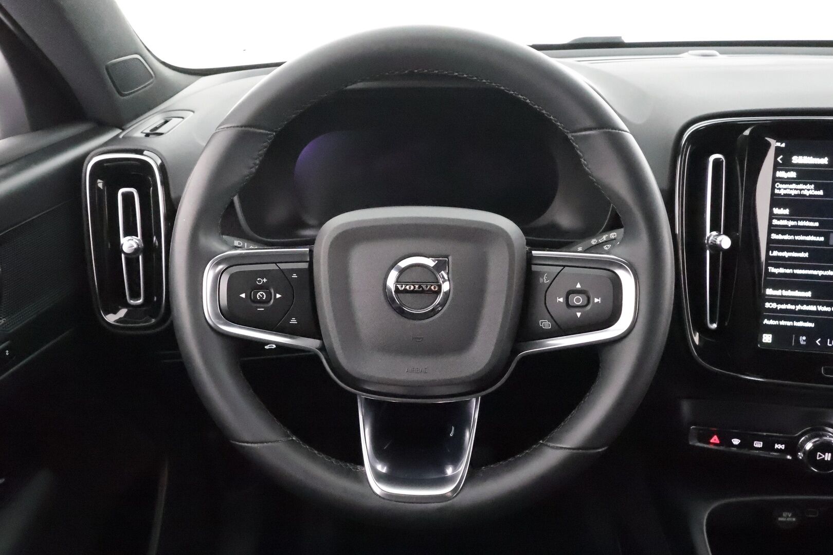 Volvo XC40 2023 Recharge Twin Plus * Koukku / ILP / ACC / Pixel-LED / P.Kamera / Sportpenkki Muistilla / Navi / Keyless * - Akku kuntotarkastettu SoH 94,8% / Kahdet renkaat / Merkkihuollettu - HULLU BLACKWEEK KORKOTARJOUS 2,49%