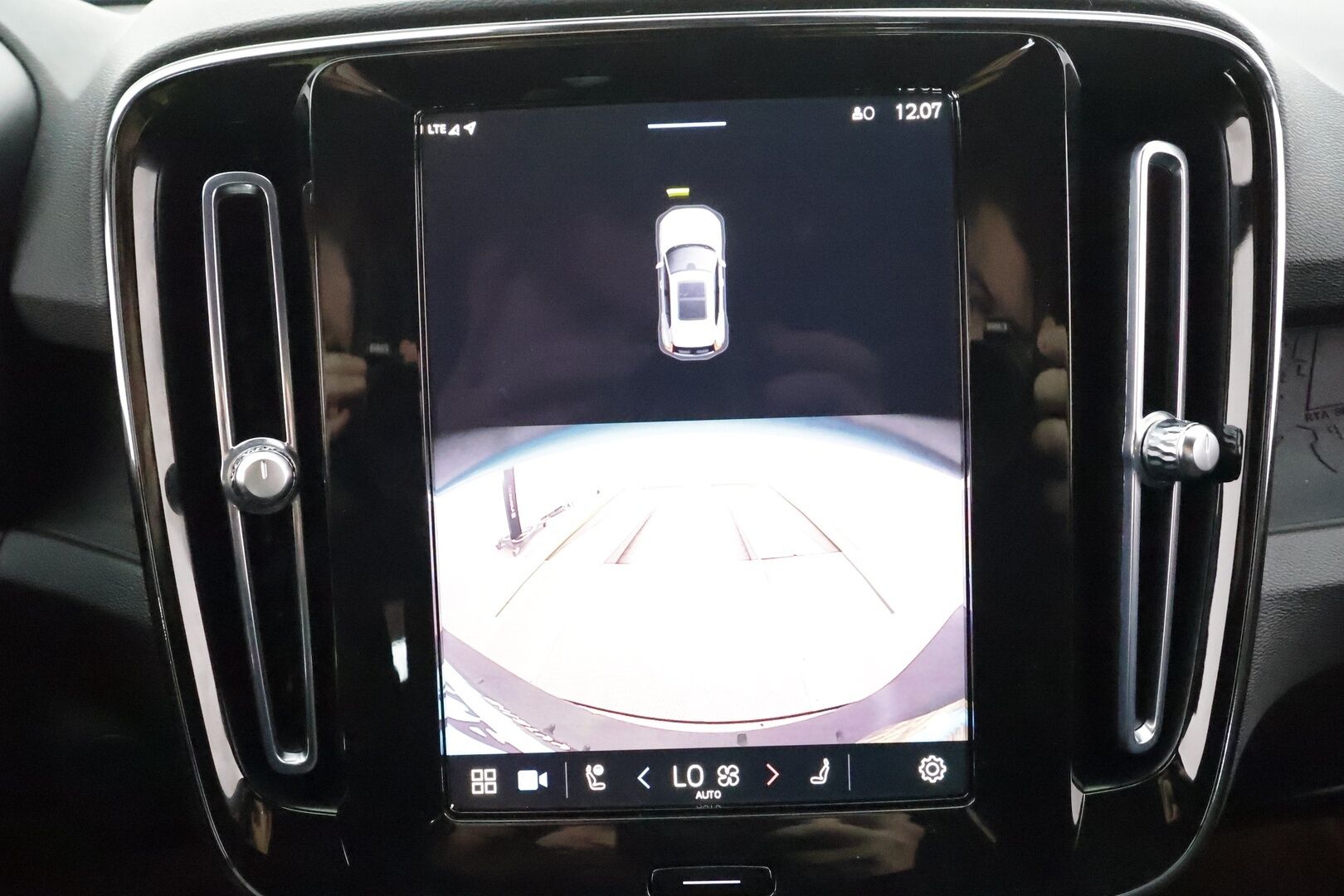 Volvo XC40 2023 Recharge Twin Plus * Koukku / ILP / ACC / Pixel-LED / P.Kamera / Sportpenkki Muistilla / Navi / Keyless * - Akku kuntotarkastettu SoH 94,8% / Kahdet renkaat / Merkkihuollettu - HULLU BLACKWEEK KORKOTARJOUS 2,49%