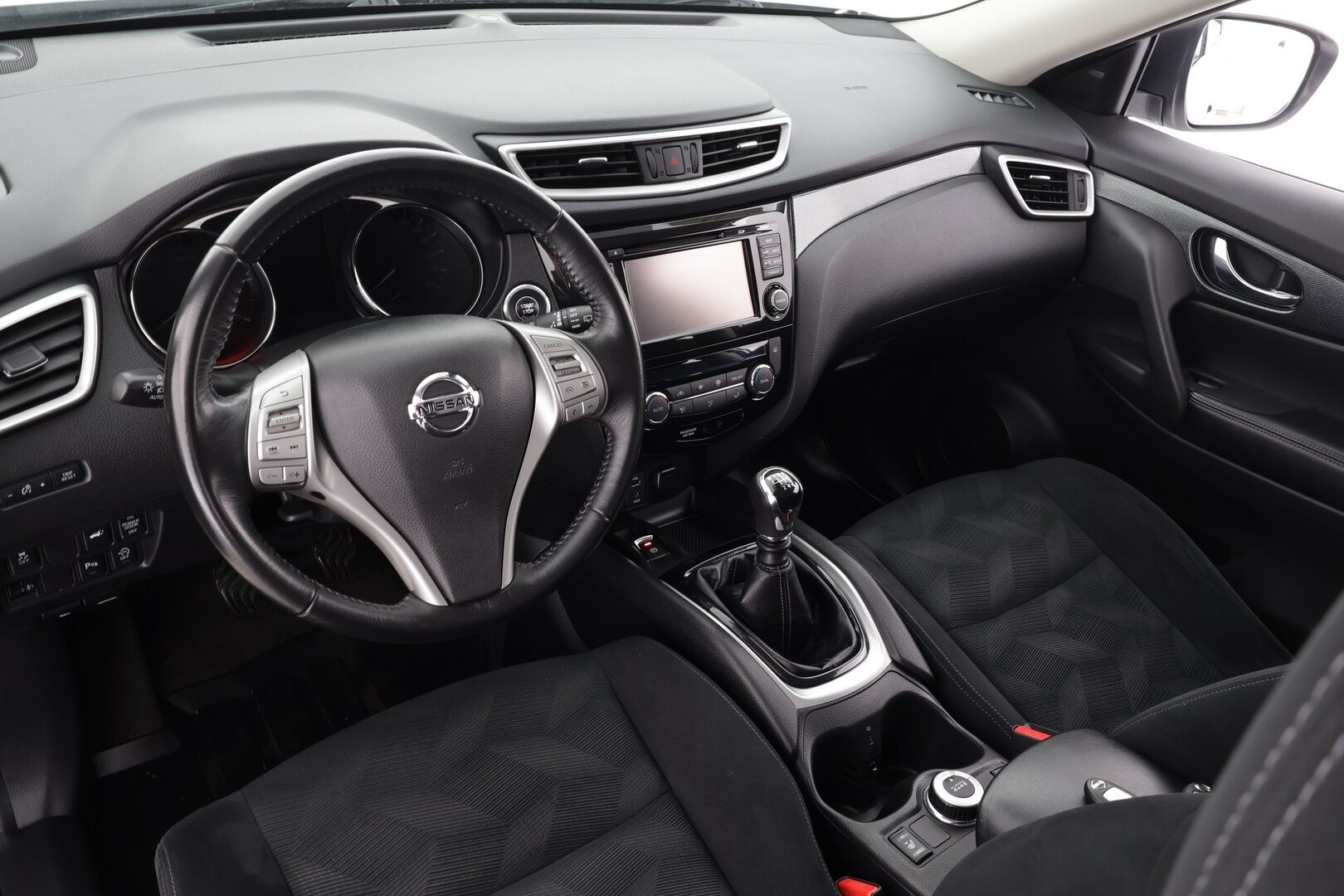 NISSAN X-TRAIL 2015 dCi 130 Acenta 4WD 6MT *Koukku / Vakkari /  BT / 360° / Keyless / Kaistavahti / Navi / Katveavustin* - Kahdet renkaat hyvät renkaat! / Kesä 6mm / Talvi 7mm