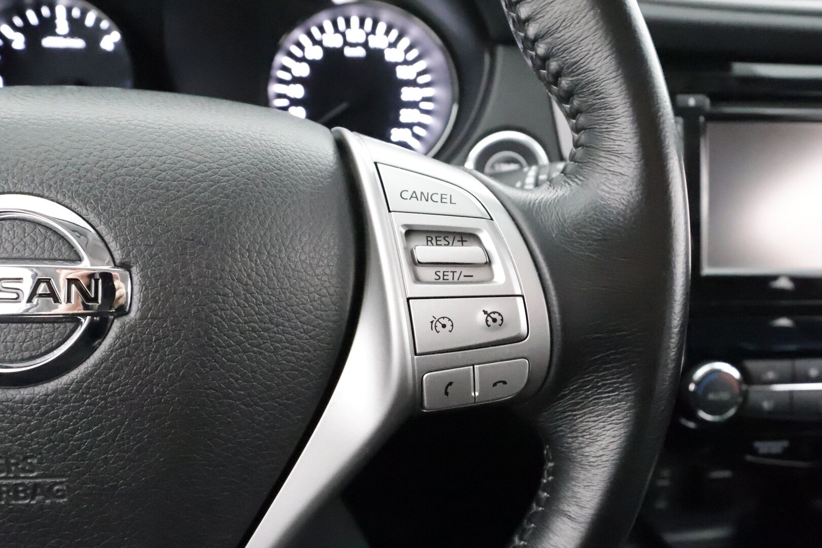 NISSAN X-TRAIL 2015 dCi 130 Acenta 4WD 6MT *Koukku / Vakkari /  BT / 360° / Keyless / Kaistavahti / Navi / Katveavustin* - Kahdet renkaat hyvät renkaat! / Kesä 6mm / Talvi 7mm