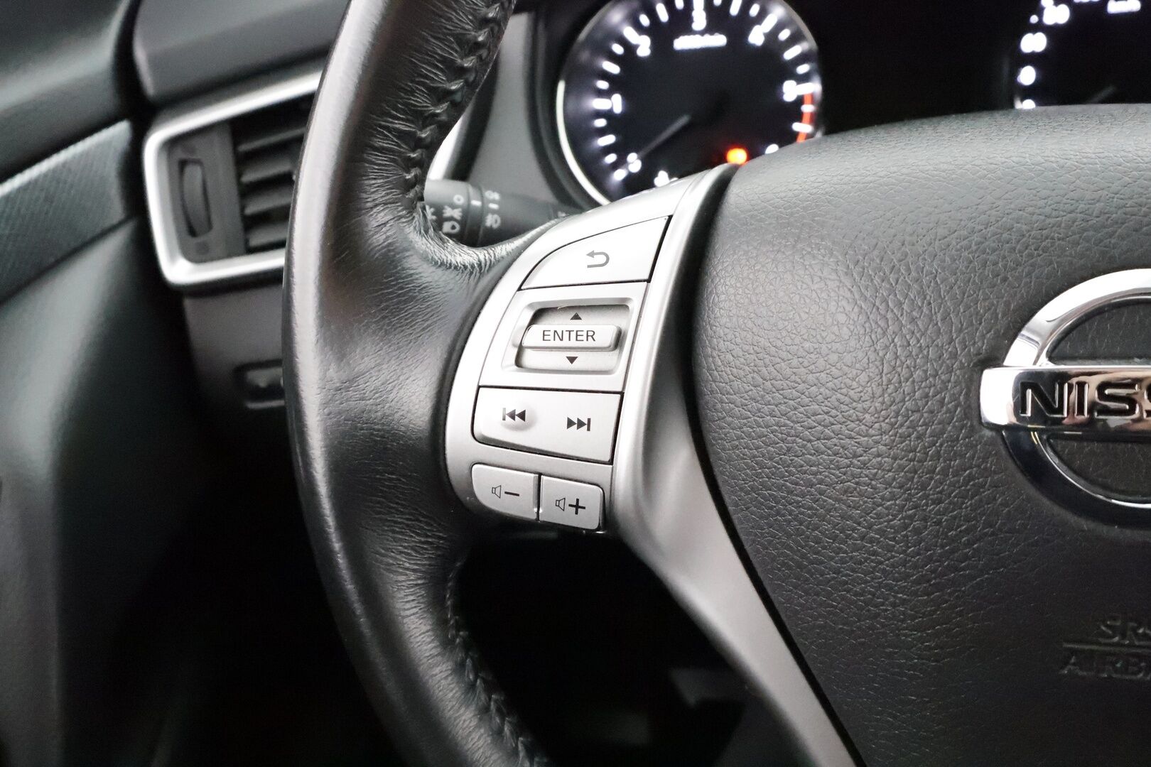 NISSAN X-TRAIL 2015 dCi 130 Acenta 4WD 6MT *Koukku / Vakkari /  BT / 360° / Keyless / Kaistavahti / Navi / Katveavustin* - Kahdet renkaat hyvät renkaat! / Kesä 6mm / Talvi 7mm