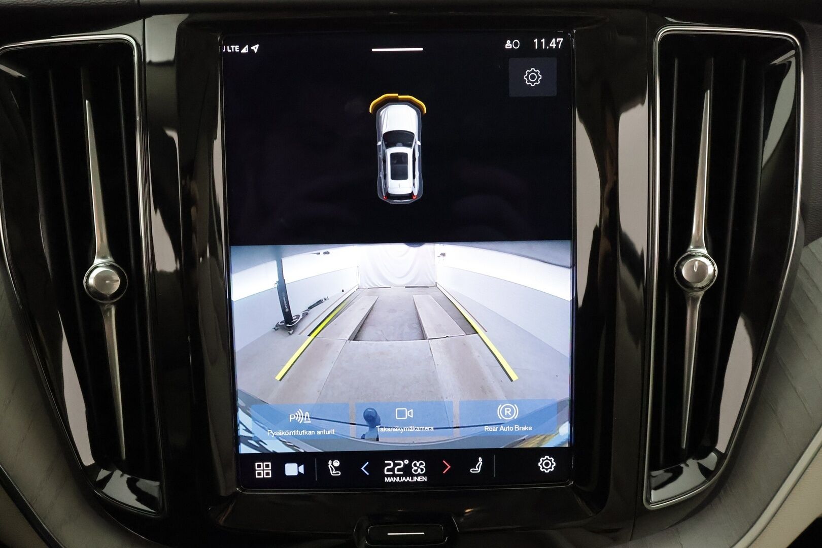 Volvo XC60 2023 T6 AWD Long Range Core Bright * ACC / P.kamera / Panorama / Muistipenkit / Koukku / Full LED / Navi / Facelift * - Akku kuntotarkastettu 98,3% / Kahdet renkaat aluvanteilla / Merkkihuollettu - HULLU BLACKWEEK KORKOTARJOUS 2,49%