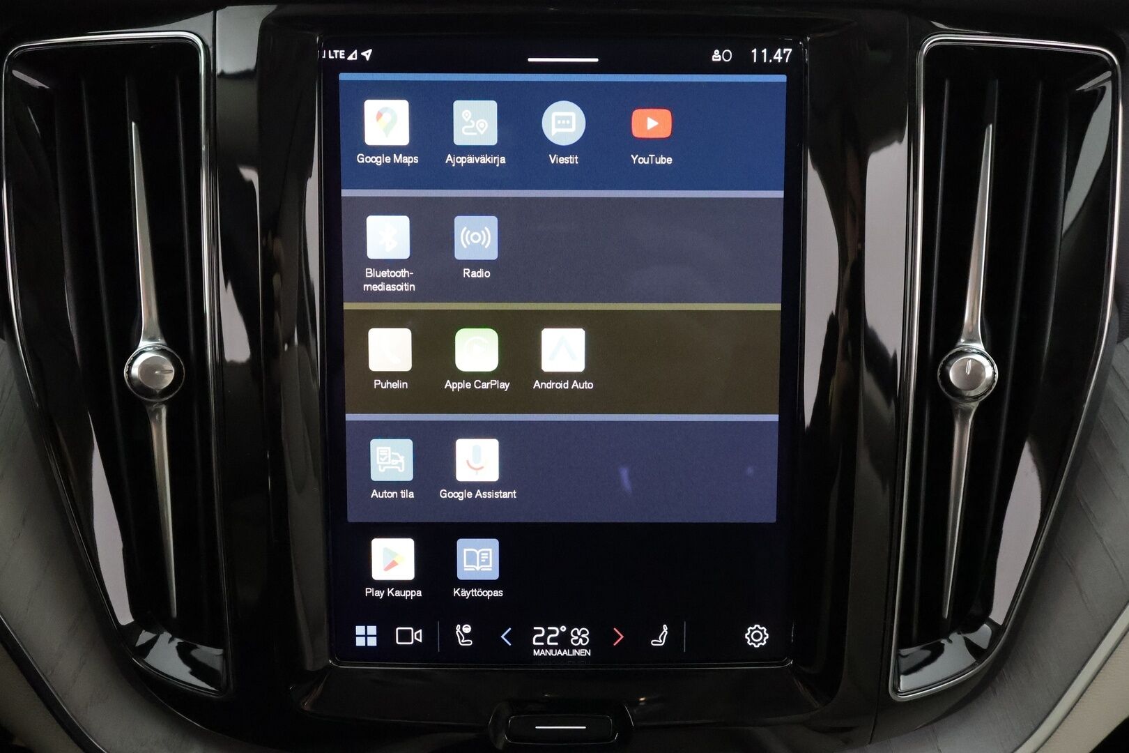 Volvo XC60 2023 T6 AWD Long Range Core Bright * ACC / P.kamera / Panorama / Muistipenkit / Koukku / Full LED / Navi / Facelift * - Akku kuntotarkastettu 98,3% / Kahdet renkaat aluvanteilla / Merkkihuollettu - HULLU BLACKWEEK KORKOTARJOUS 2,49%