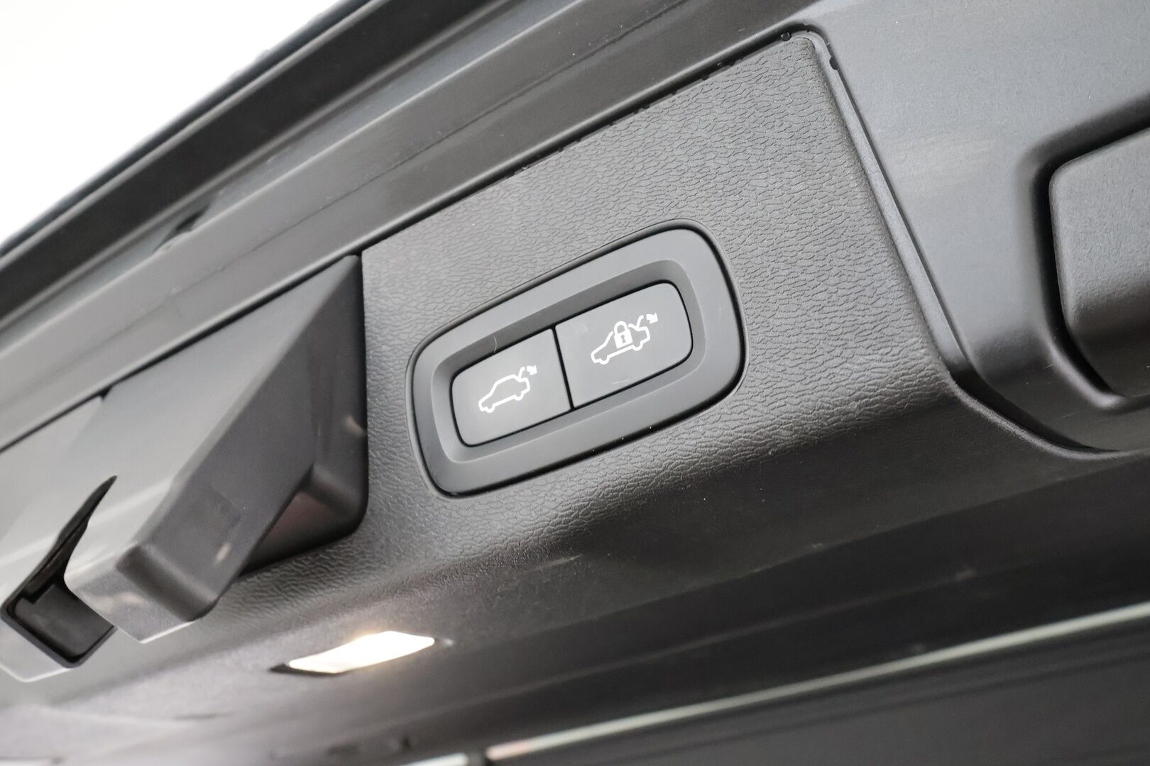 Volvo XC60 2023 T6 AWD Long Range Core Bright * ACC / P.kamera / Panorama / Muistipenkit / Koukku / Full LED / Navi / Facelift * - Akku kuntotarkastettu 98,3% / Kahdet renkaat aluvanteilla / Merkkihuollettu - HULLU BLACKWEEK KORKOTARJOUS 2,49%