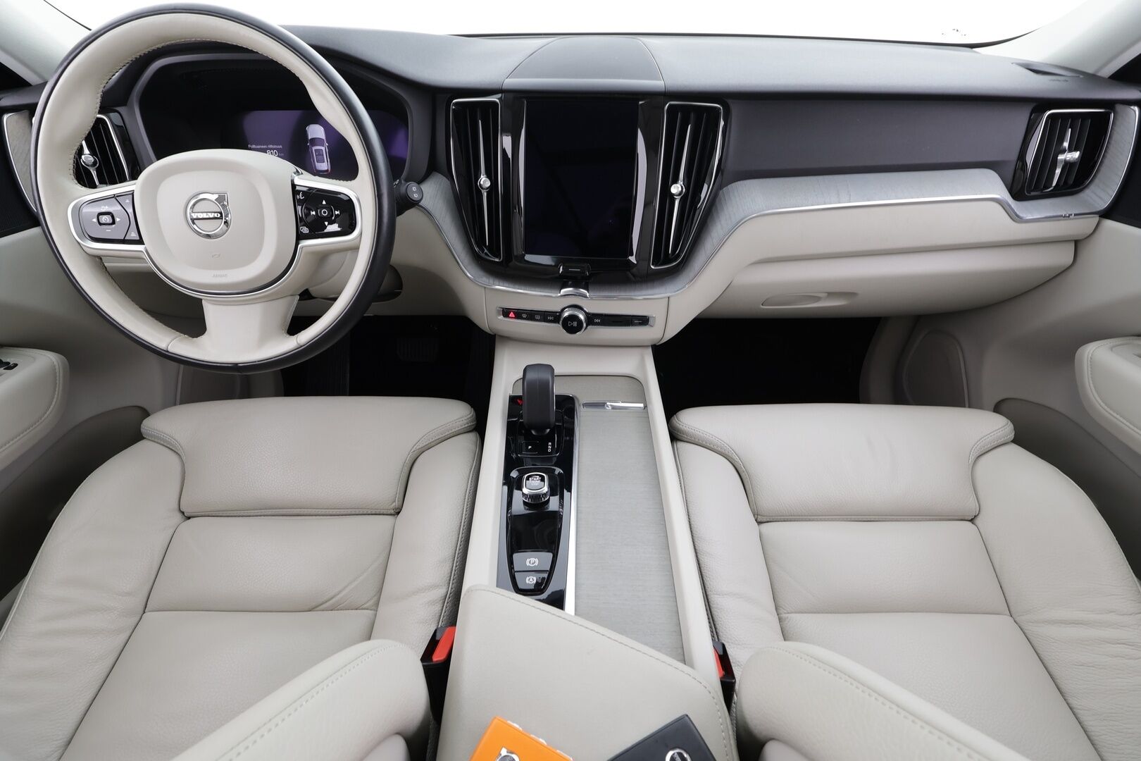 Volvo XC60 2023 T6 AWD Long Range Core Bright * ACC / P.kamera / Panorama / Muistipenkit / Koukku / Full LED / Navi / Facelift * - Akku kuntotarkastettu 98,3% / Kahdet renkaat aluvanteilla / Merkkihuollettu - HULLU BLACKWEEK KORKOTARJOUS 2,49%