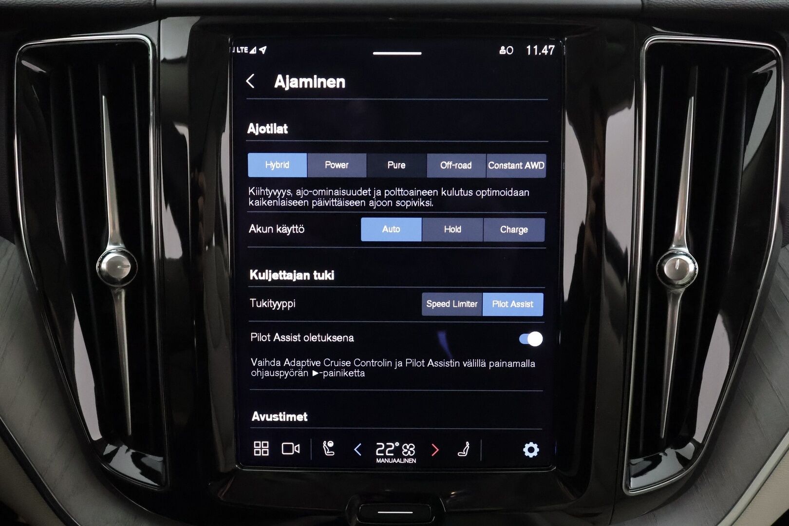 Volvo XC60 2023 T6 AWD Long Range Core Bright * ACC / P.kamera / Panorama / Muistipenkit / Koukku / Full LED / Navi / Facelift * - Akku kuntotarkastettu 98,3% / Kahdet renkaat aluvanteilla / Merkkihuollettu - HULLU BLACKWEEK KORKOTARJOUS 2,49%