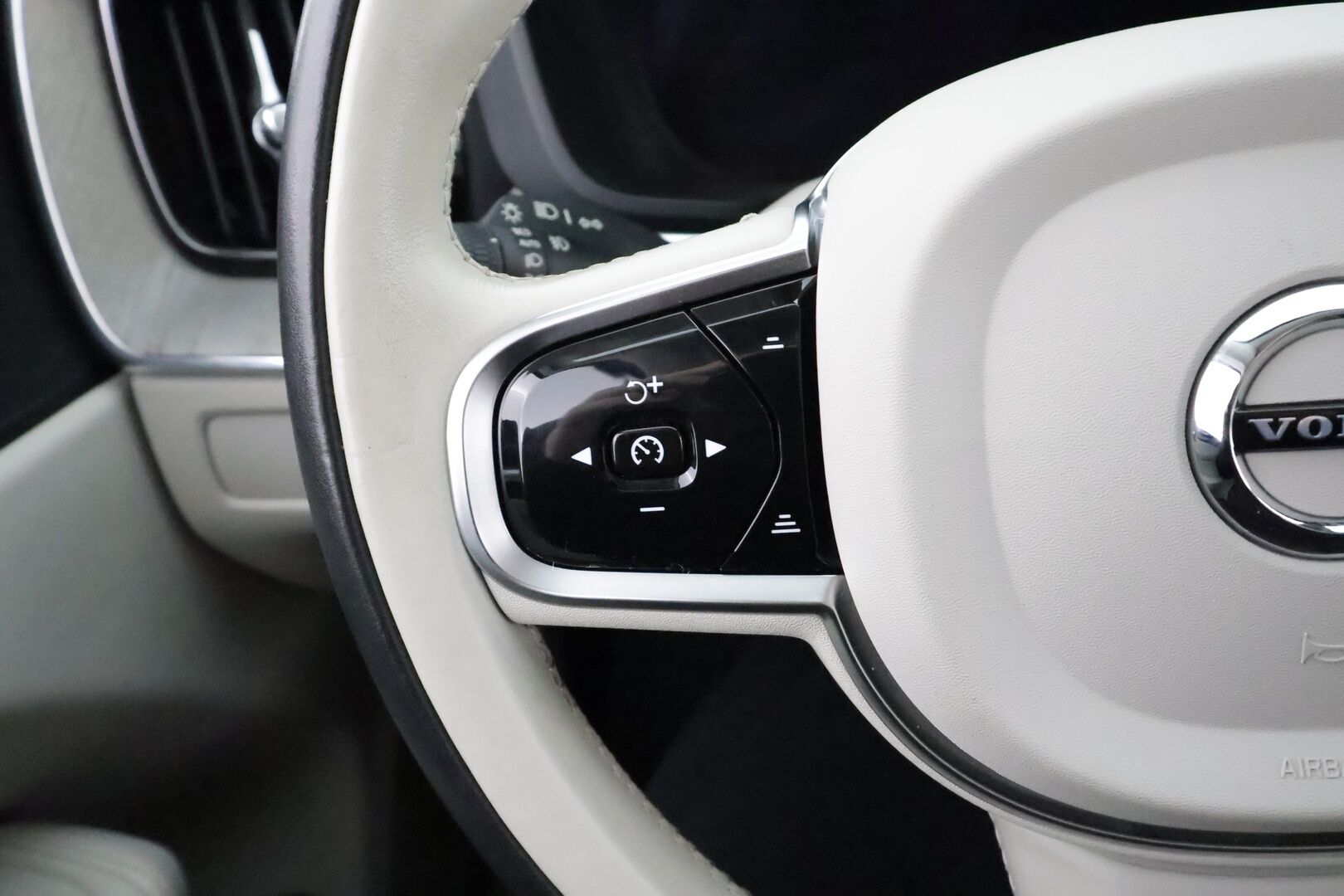 Volvo XC60 2023 T6 AWD Long Range Core Bright * ACC / P.kamera / Panorama / Muistipenkit / Koukku / Full LED / Navi / Facelift * - Akku kuntotarkastettu 98,3% / Kahdet renkaat aluvanteilla / Merkkihuollettu - HULLU BLACKWEEK KORKOTARJOUS 2,49%