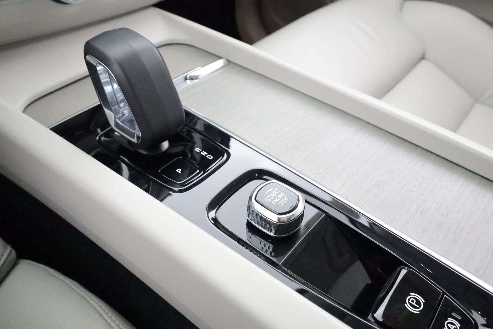 Volvo XC60 2023 T6 AWD Long Range Core Bright * ACC / P.kamera / Panorama / Muistipenkit / Koukku / Full LED / Navi / Facelift * - Akku kuntotarkastettu 98,3% / Kahdet renkaat aluvanteilla / Merkkihuollettu - HULLU BLACKWEEK KORKOTARJOUS 2,49%