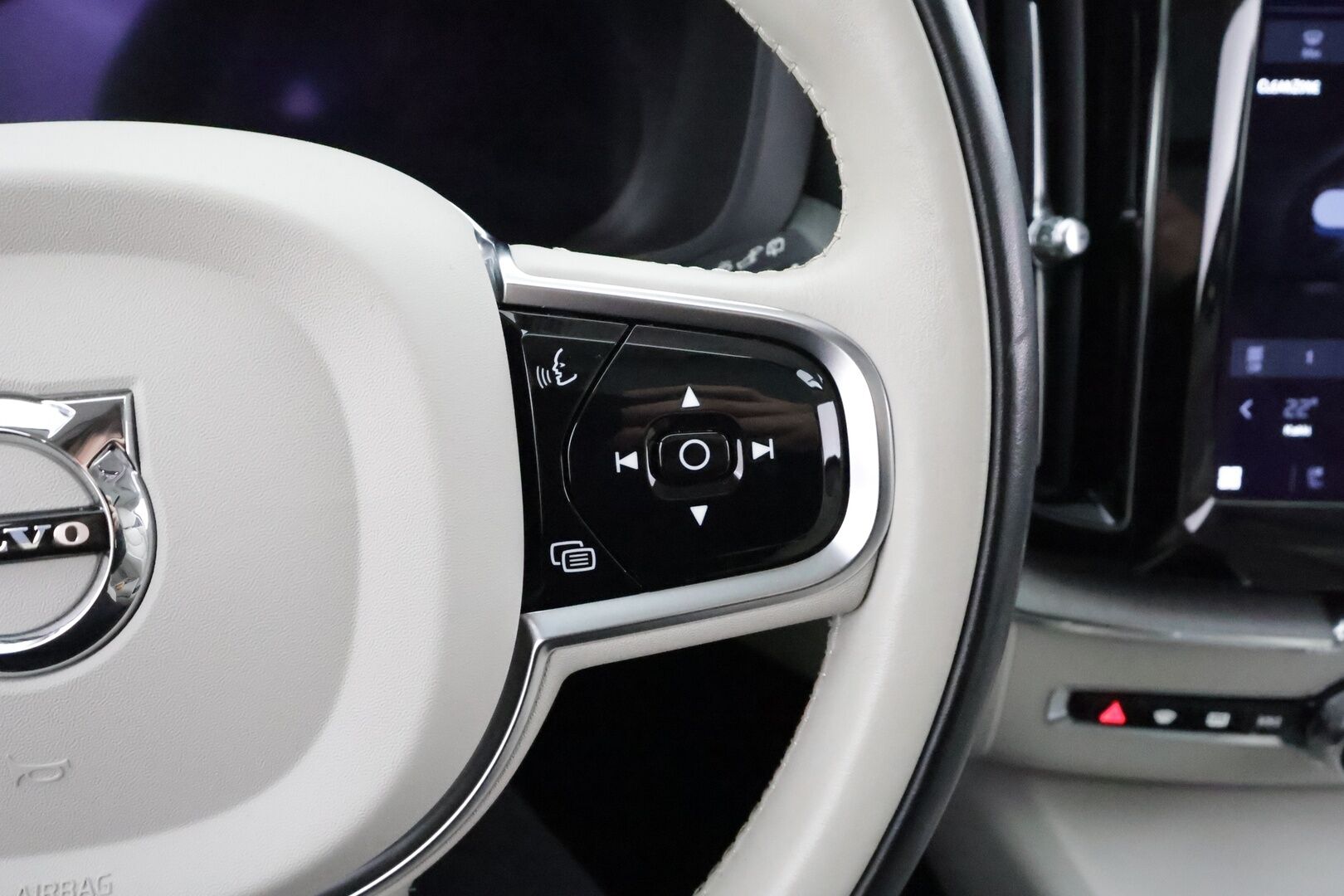 Volvo XC60 2023 T6 AWD Long Range Core Bright * ACC / P.kamera / Panorama / Muistipenkit / Koukku / Full LED / Navi / Facelift * - Akku kuntotarkastettu 98,3% / Kahdet renkaat aluvanteilla / Merkkihuollettu - HULLU BLACKWEEK KORKOTARJOUS 2,49%