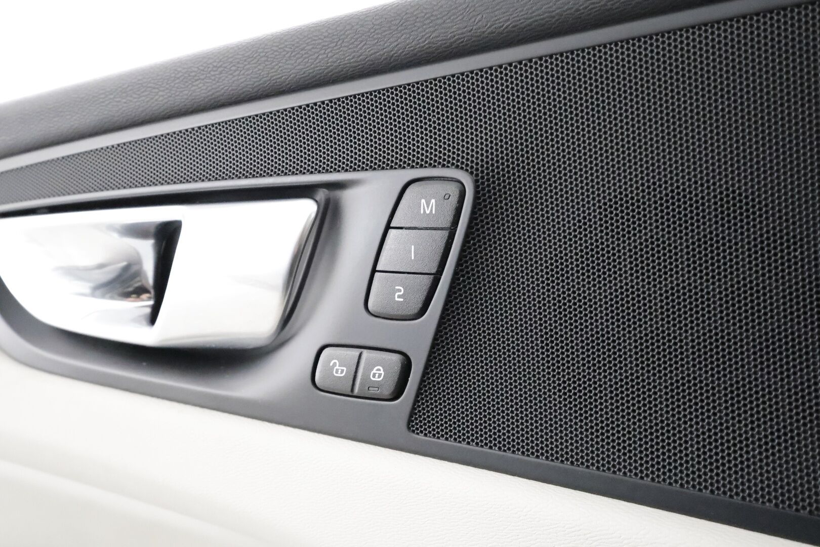 Volvo XC60 2023 T6 AWD Long Range Core Bright * ACC / P.kamera / Panorama / Muistipenkit / Koukku / Full LED / Navi / Facelift * - Akku kuntotarkastettu 98,3% / Kahdet renkaat aluvanteilla / Merkkihuollettu - HULLU BLACKWEEK KORKOTARJOUS 2,49%