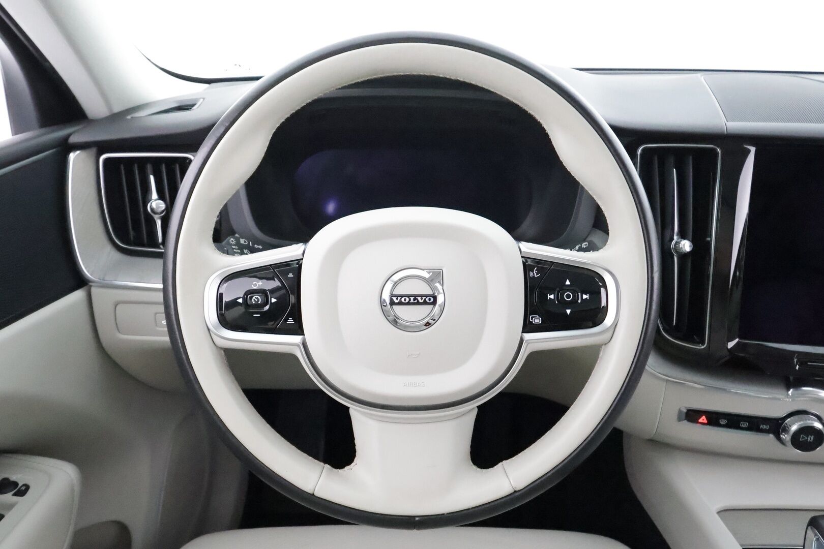 Volvo XC60 2023 T6 AWD Long Range Core Bright * ACC / P.kamera / Panorama / Muistipenkit / Koukku / Full LED / Navi / Facelift * - Akku kuntotarkastettu 98,3% / Kahdet renkaat aluvanteilla / Merkkihuollettu - HULLU BLACKWEEK KORKOTARJOUS 2,49%