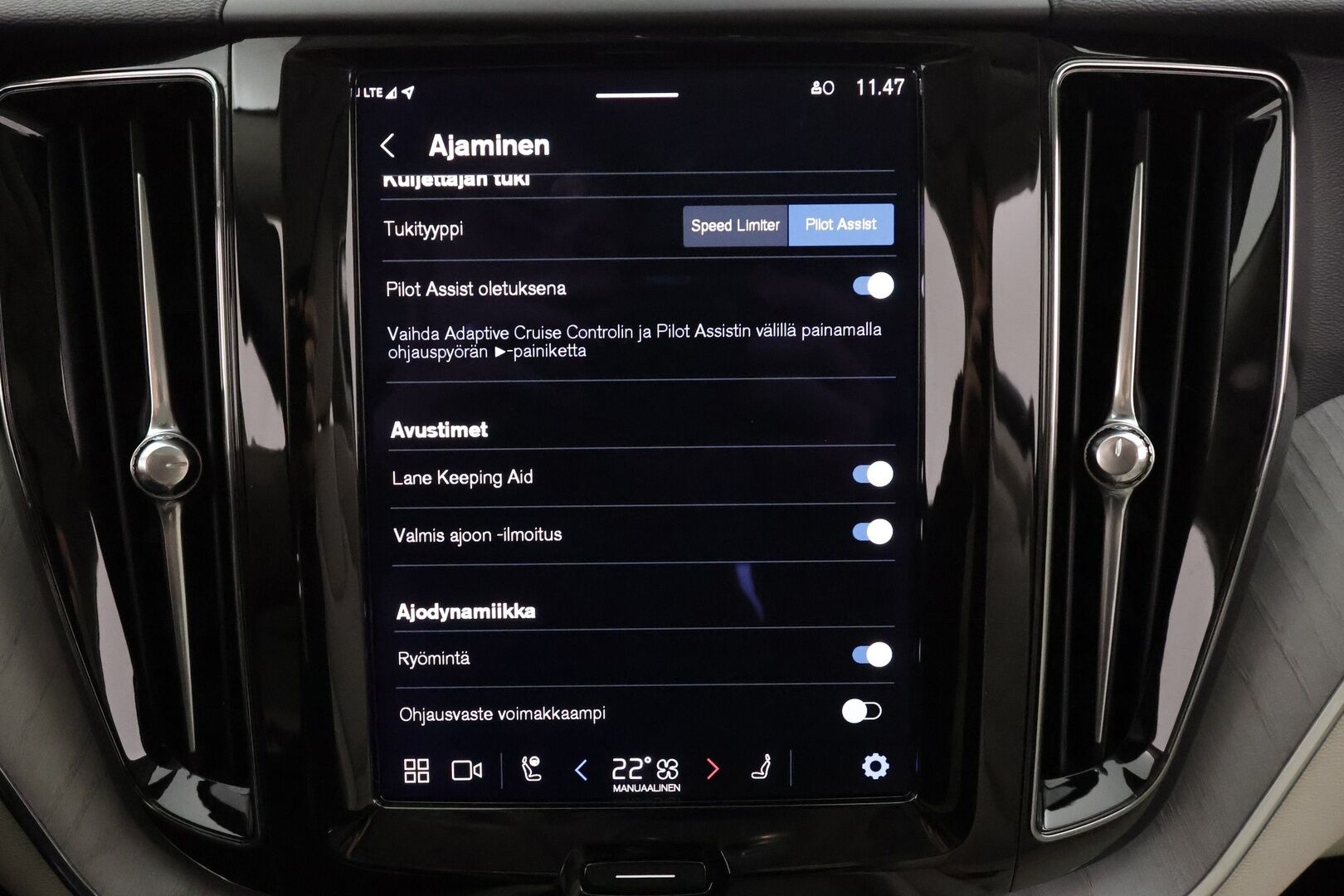 Volvo XC60 2023 T6 AWD Long Range Core Bright * ACC / P.kamera / Panorama / Muistipenkit / Koukku / Full LED / Navi / Facelift * - Akku kuntotarkastettu 98,3% / Kahdet renkaat aluvanteilla / Merkkihuollettu - HULLU BLACKWEEK KORKOTARJOUS 2,49%