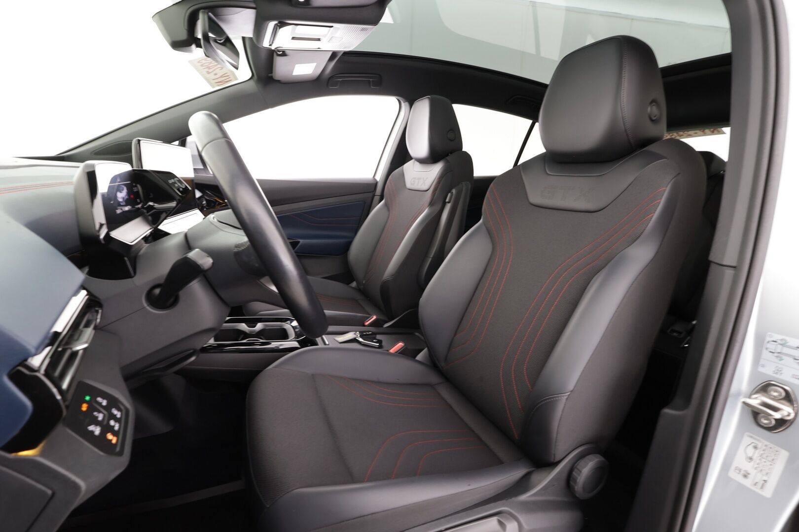 VOLKSWAGEN ID.5 2022 GTX 220kW Design Plus * ACC / Lasikatto / IQ.Light / Navi / Koukku / ILP / KeylessGo / P.tutkat * - Kahdet renkaat aluvanteilla / Merkkihuollettu