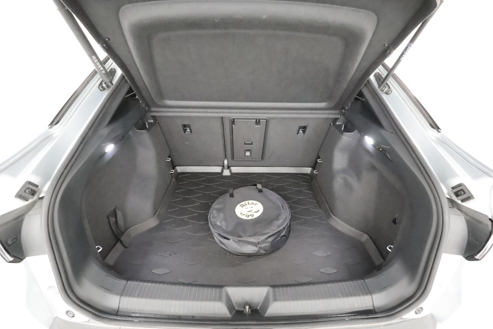 VOLKSWAGEN ID.5 2022 GTX 220kW Design Plus * ACC / Lasikatto / IQ.Light / Navi / Koukku / ILP / KeylessGo / P.tutkat * - Kahdet renkaat aluvanteilla / Merkkihuollettu