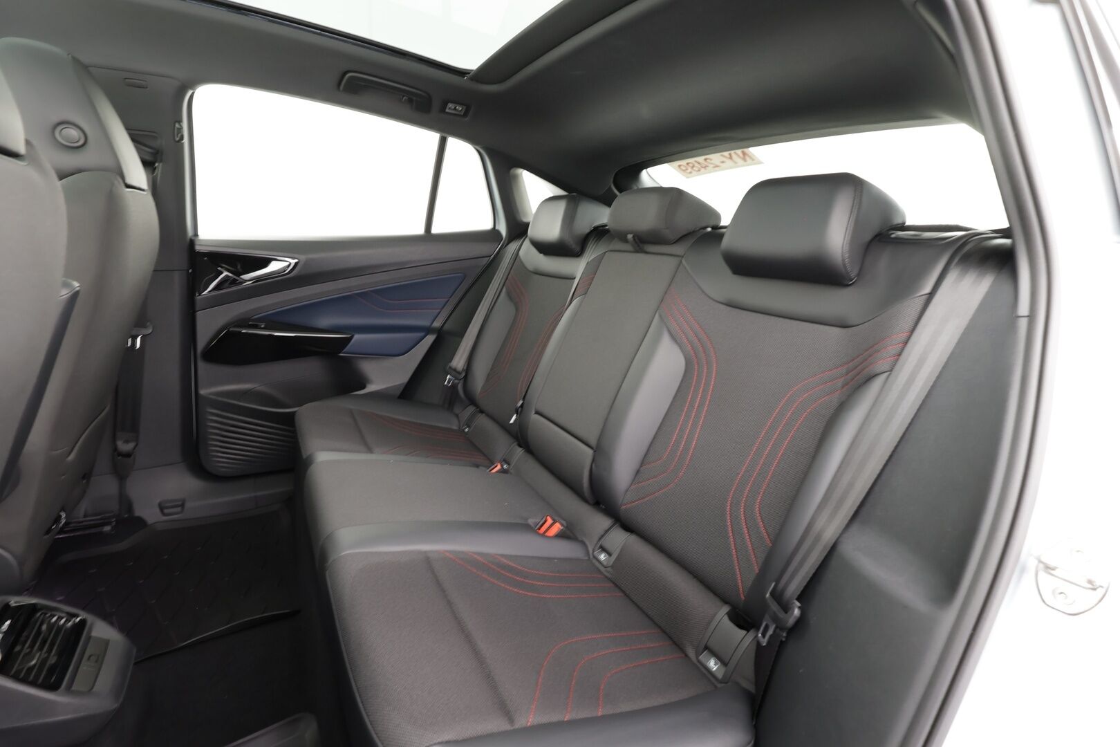 VOLKSWAGEN ID.5 2022 GTX 220kW Design Plus * ACC / Lasikatto / IQ.Light / Navi / Koukku / ILP / KeylessGo / P.tutkat * - Kahdet renkaat aluvanteilla / Merkkihuollettu - HULLUT AVAJAISHULINAT KORKOTARJOUS 3,29 %