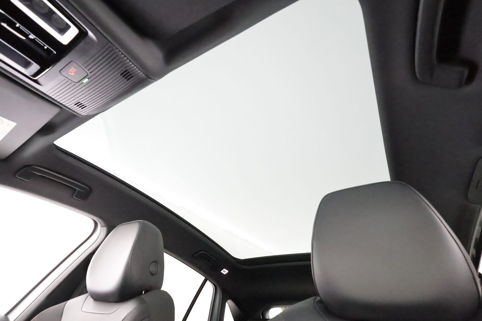 VOLKSWAGEN ID.5 2022 GTX 220kW Design Plus * ACC / Lasikatto / IQ.Light / Navi / Koukku / ILP / KeylessGo / P.tutkat * - Kahdet renkaat aluvanteilla / Merkkihuollettu