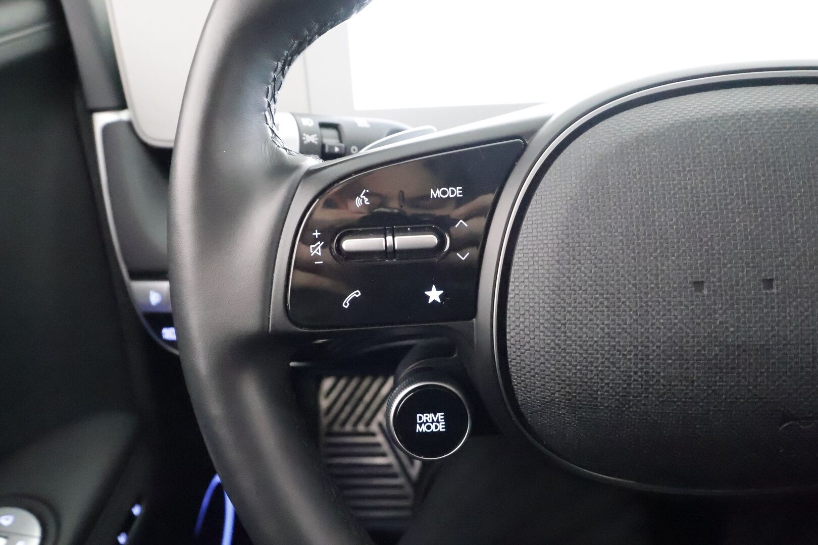 HYUNDAI IONIQ 5 2022 58 kWh 235hv AWD Uniq * ACC / HUD / Solar-katto / 360° / Bose / ILP / Ilmastoidut nahat / Muistipenkki / LED / Navi * - Akku kuntotarkastettu / 2x renkaat