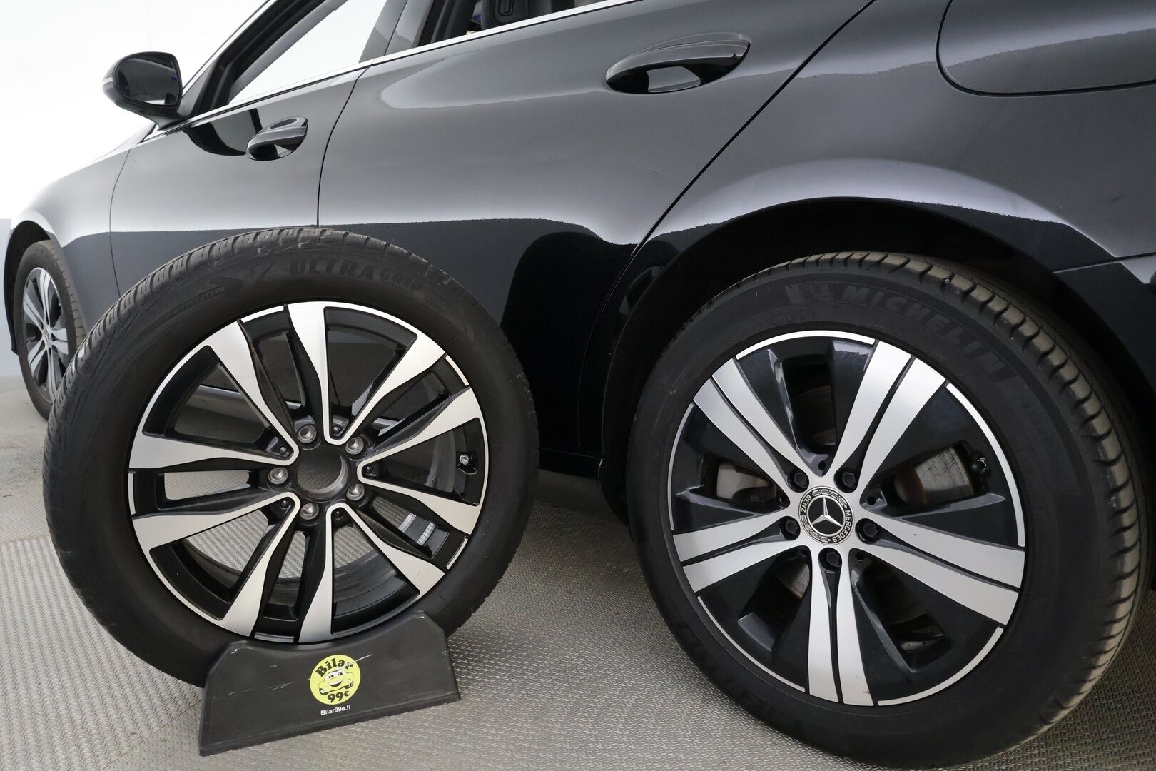 MERCEDES-BENZ C 2023 300e T a 9G-Tronic Avantgarde * Distronic+ / P.kamera / LED / Navi / Koukku / Puolinahat / Sähköluukku * - Kahdet renkaat aluvanteilla - HULLU BLACKWEEK KORKOTARJOUS 2,49%