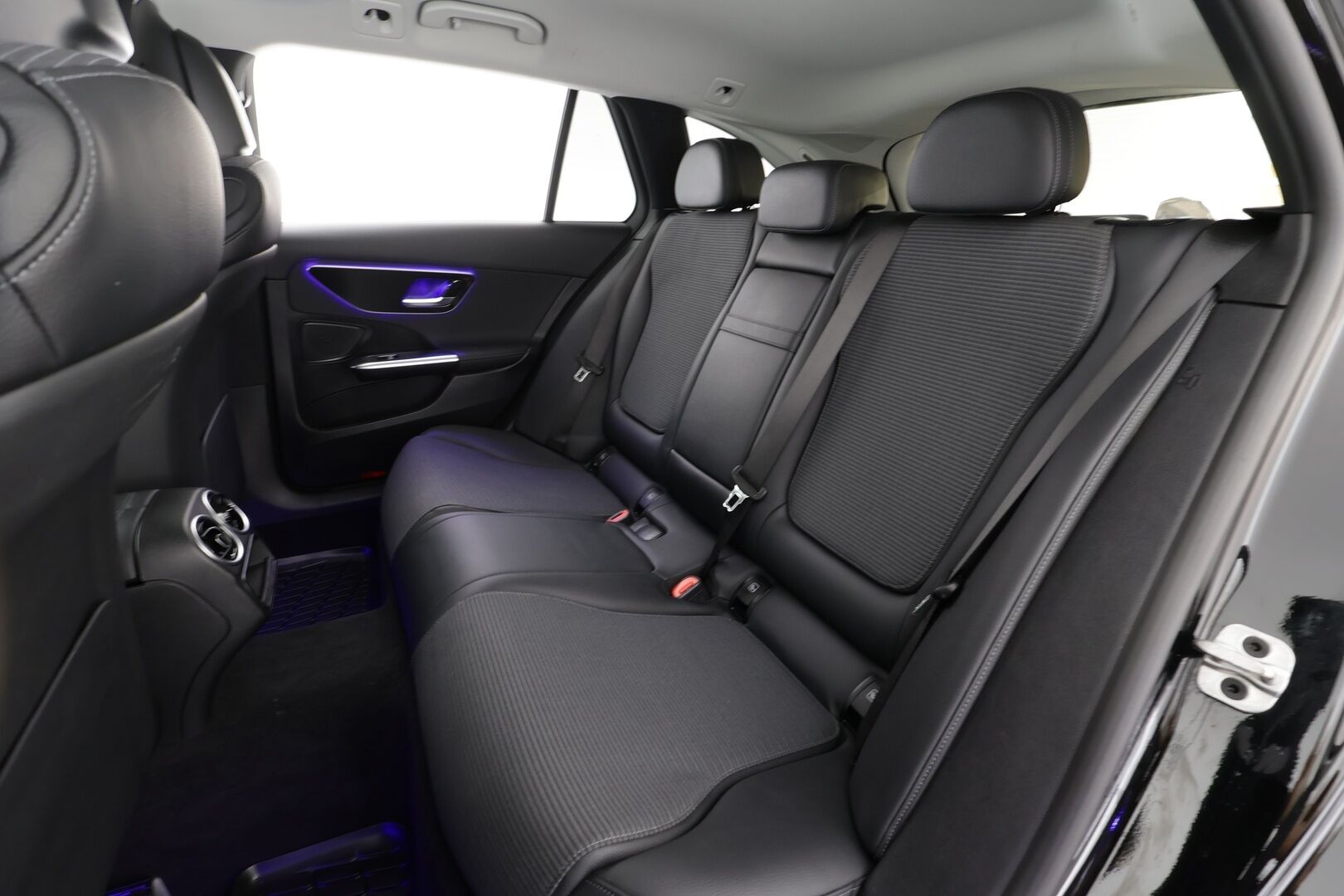 MERCEDES-BENZ C 2023 300e T a 9G-Tronic Avantgarde * Distronic+ / P.kamera / LED / Navi / Koukku / Puolinahat / Sähköluukku * - Kahdet renkaat aluvanteilla - HULLU BLACKWEEK KORKOTARJOUS 2,49%