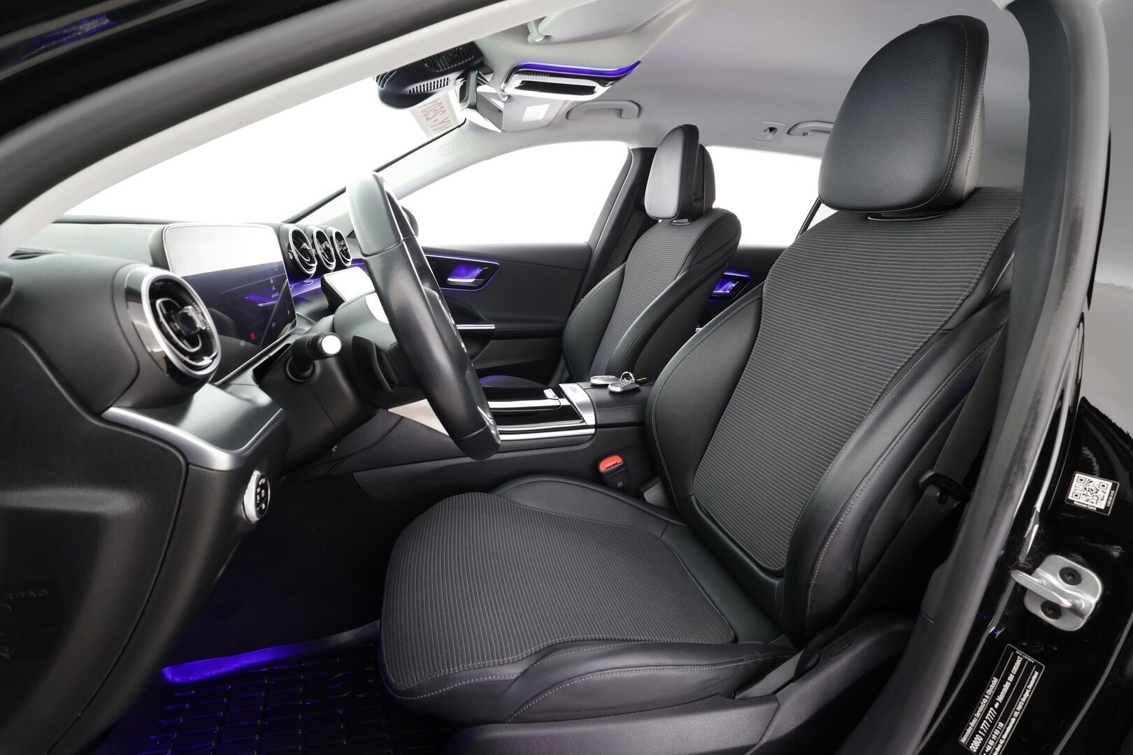 MERCEDES-BENZ C 2023 300e T a 9G-Tronic Avantgarde * Distronic+ / P.kamera / LED / Navi / Koukku / Puolinahat / Sähköluukku * - Kahdet renkaat aluvanteilla - HULLU BLACKWEEK KORKOTARJOUS 2,49%