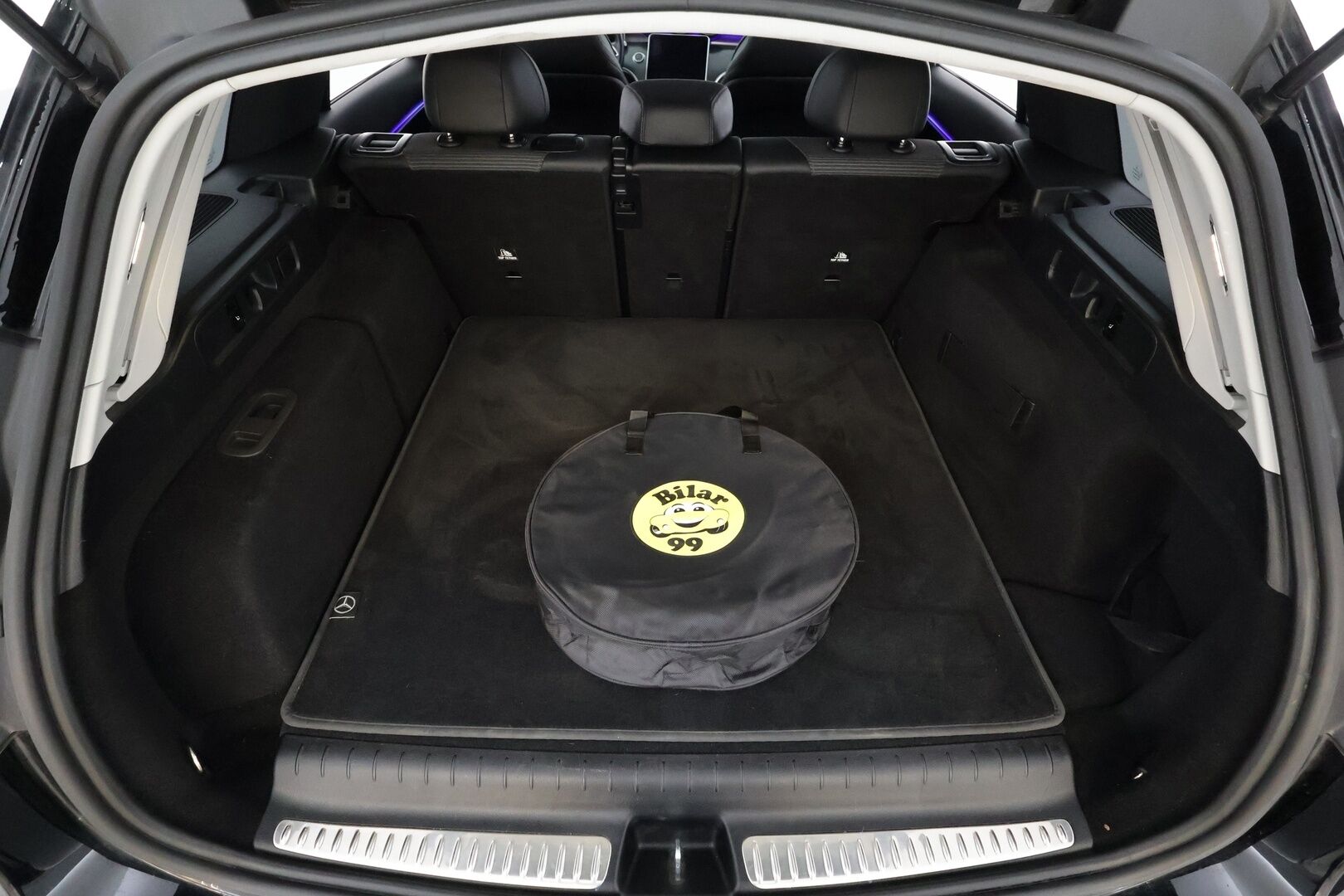 MERCEDES-BENZ C 2023 300e T a 9G-Tronic Avantgarde * Distronic+ / P.kamera / LED / Navi / Koukku / Puolinahat / Sähköluukku * - Kahdet renkaat aluvanteilla - HULLU BLACKWEEK KORKOTARJOUS 2,49%