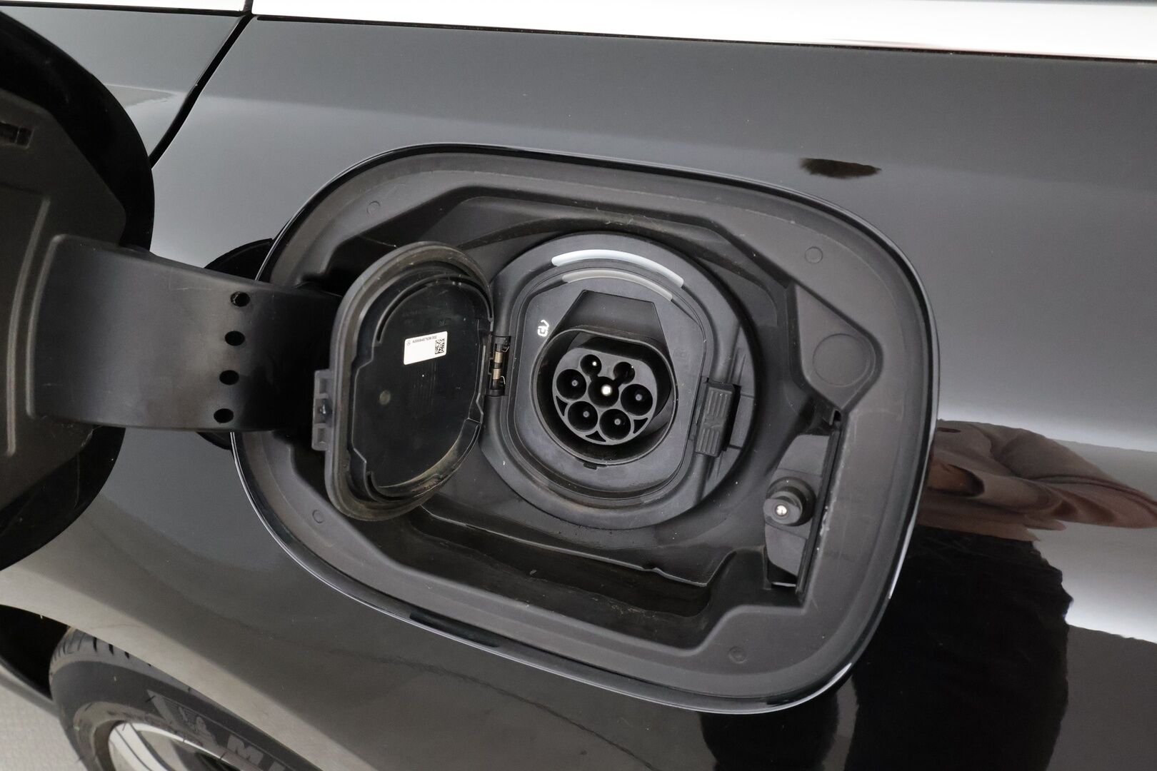 MERCEDES-BENZ C 2023 300e T a 9G-Tronic Avantgarde * Distronic+ / P.kamera / LED / Navi / Koukku / Puolinahat / Sähköluukku * - Kahdet renkaat aluvanteilla - HULLU BLACKWEEK KORKOTARJOUS 2,49%