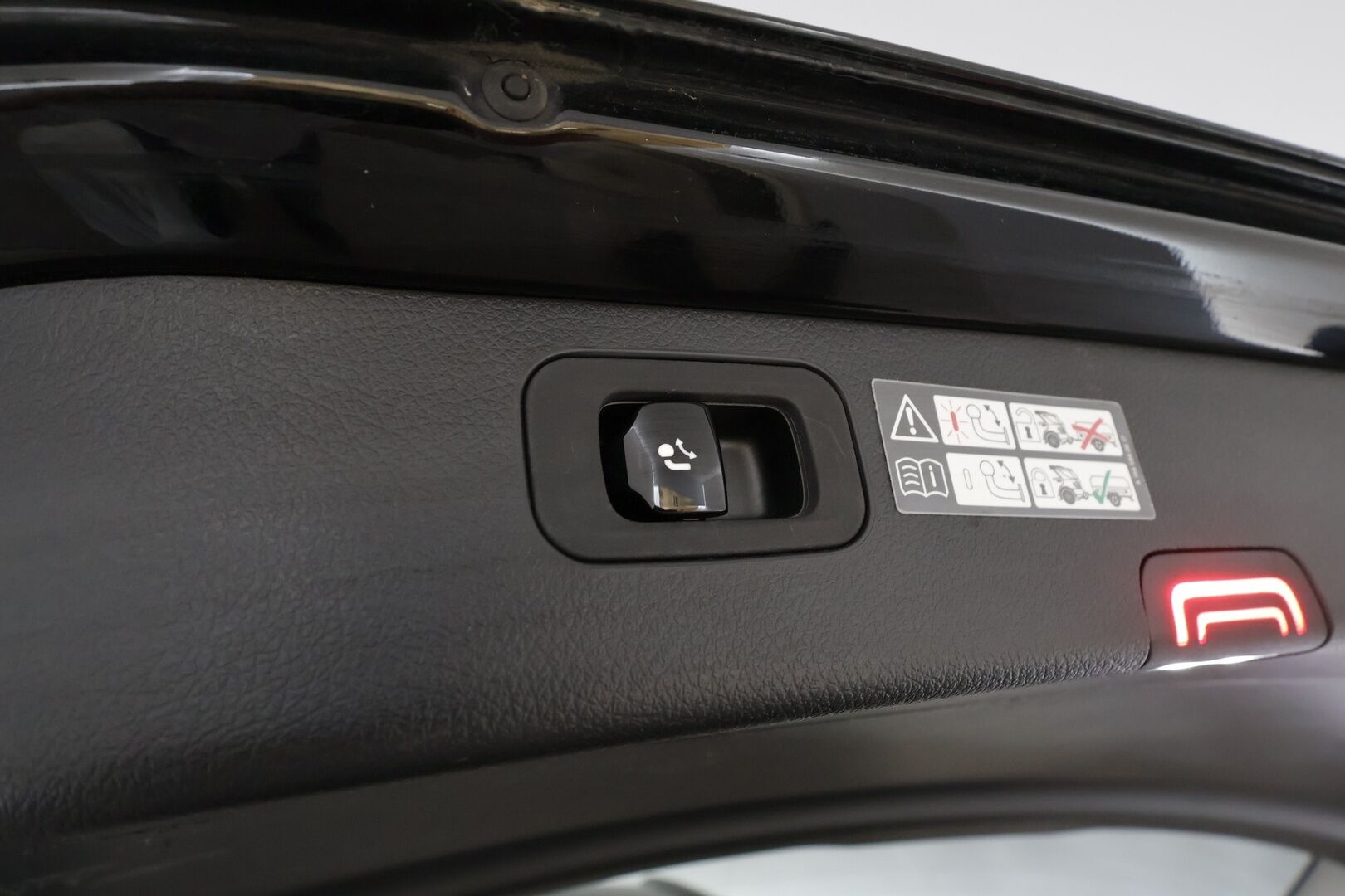 MERCEDES-BENZ C 2023 300e T a 9G-Tronic Avantgarde * Distronic+ / P.kamera / LED / Navi / Koukku / Puolinahat / Sähköluukku * - Kahdet renkaat aluvanteilla - HULLU BLACKWEEK KORKOTARJOUS 2,49%