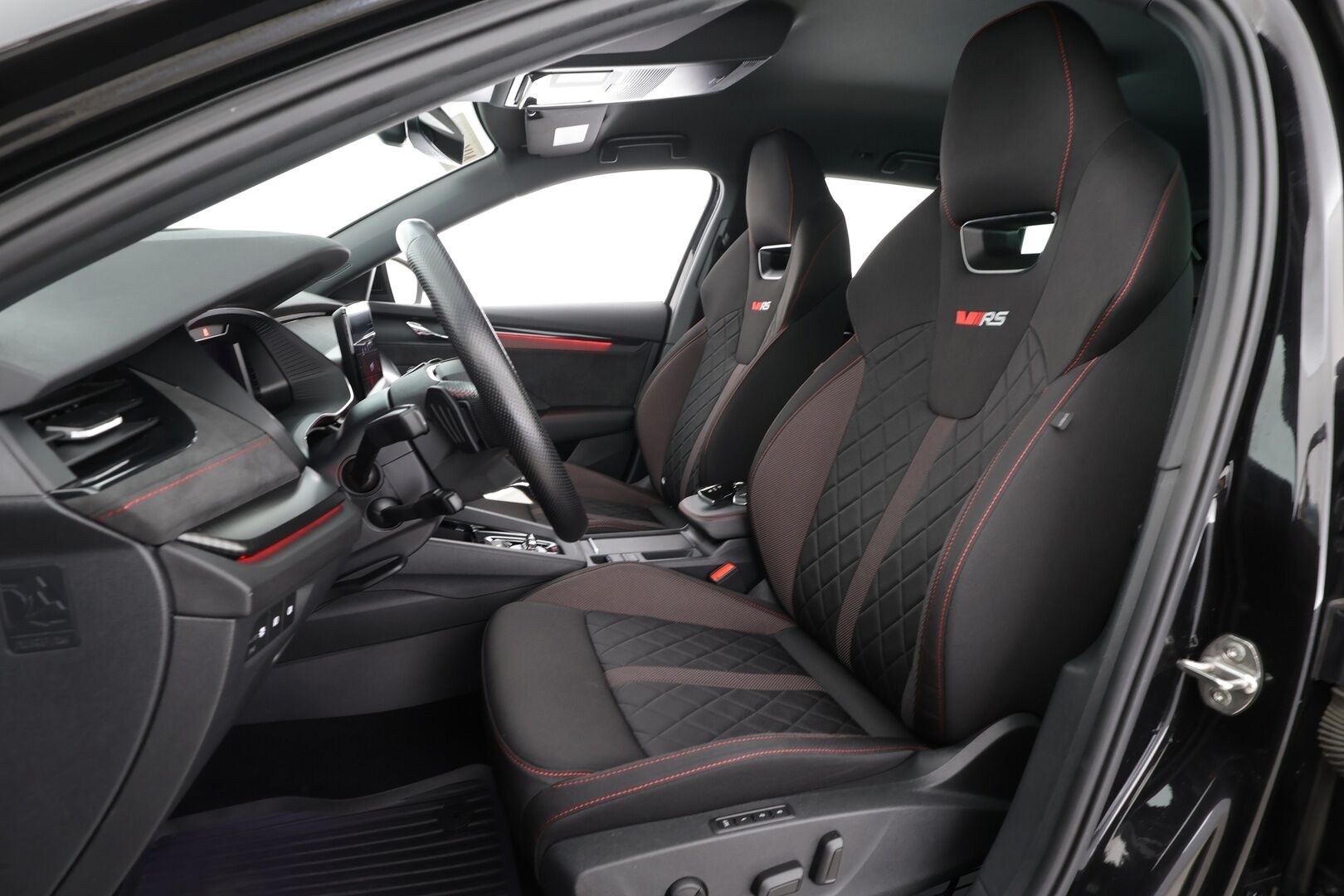 SKODA OCTAVIA RS 2022 Combi 1.4 TSI PHEV RS iV DSG * ACC / HUD / P.kamera / Matrix LED / Muistipenkit / Koukku / Navi / Webasto / KeylessGo * - Akku kuntotarkastettu / Kahdet renkaat aluvanteilla / Merkkihuollettu