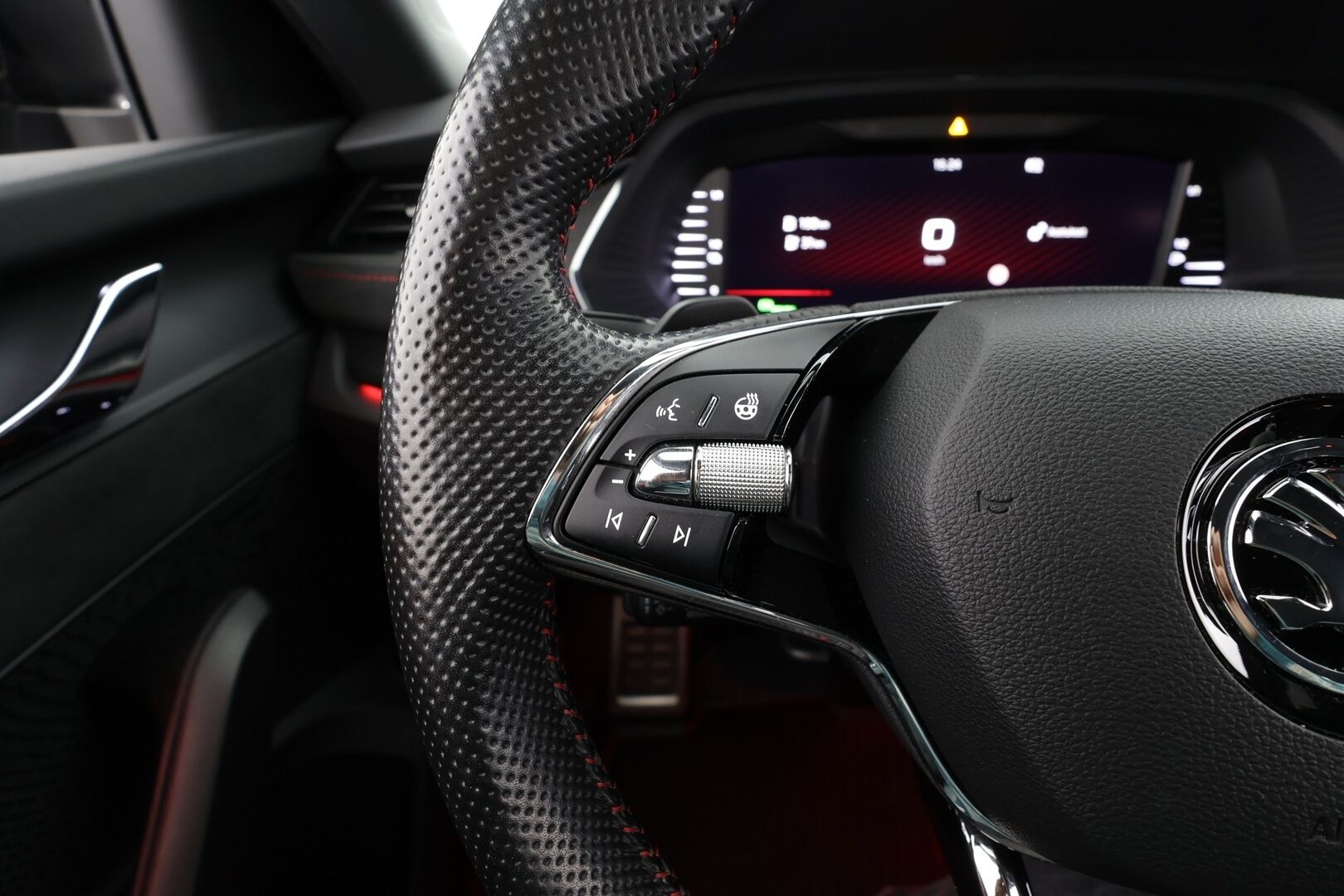 SKODA OCTAVIA 2022 Combi 1.4 TSI PHEV RS iV DSG * ACC / HUD / P.kamera / Matrix LED / Muistipenkit / Koukku / Navi / Webasto / KeylessGo * - Akku kuntotarkastettu / Kahdet renkaat aluvanteilla / Merkkihuollettu - HULLUT AVAJAISHULINAT KORKOTARJOUS 3,29 %