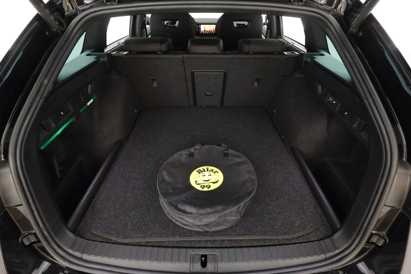 SKODA OCTAVIA 2022 Combi 1.4 TSI PHEV RS iV DSG * ACC / HUD / P.kamera / Matrix LED / Muistipenkit / Koukku / Navi / Webasto / KeylessGo * - Akku kuntotarkastettu / Kahdet renkaat aluvanteilla / Merkkihuollettu - HULLUT AVAJAISHULINAT KORKOTARJOUS 3,29 %