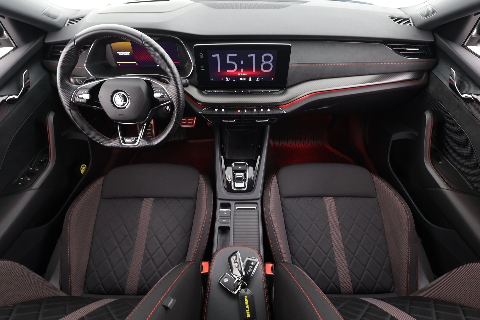 SKODA OCTAVIA RS 2022 Combi 1.4 TSI PHEV RS iV DSG * ACC / HUD / P.kamera / Matrix LED / Muistipenkit / Koukku / Navi / Webasto / KeylessGo * - Kahdet renkaat aluvanteilla / Merkkihuollettu - HULLU BLACKWEEK KORKOTARJOUS 2,49%