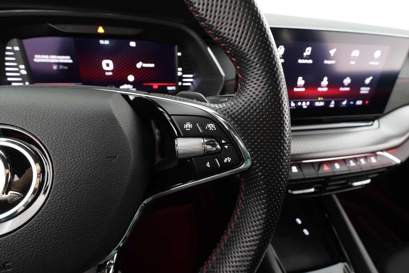 SKODA OCTAVIA RS 2022 Combi 1.4 TSI PHEV RS iV DSG * ACC / HUD / P.kamera / Matrix LED / Muistipenkit / Koukku / Navi / Webasto / KeylessGo * - Kahdet renkaat aluvanteilla / Merkkihuollettu - HULLU BLACKWEEK KORKOTARJOUS 2,49%