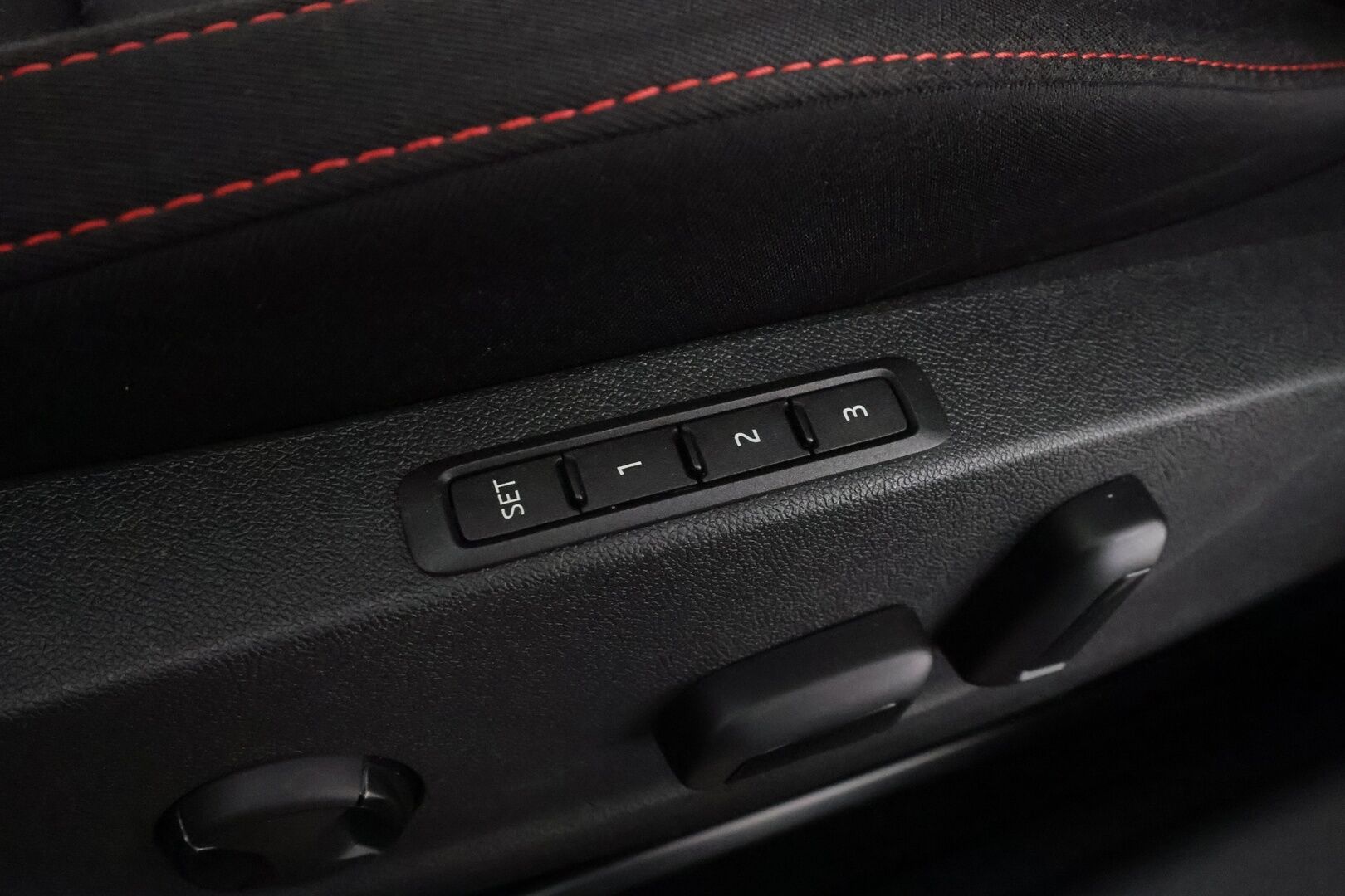 SKODA OCTAVIA RS 2022 Combi 1.4 TSI PHEV RS iV DSG * ACC / HUD / P.kamera / Matrix LED / Muistipenkit / Koukku / Navi / Webasto / KeylessGo * - Kahdet renkaat aluvanteilla / Merkkihuollettu - HULLU BLACKWEEK KORKOTARJOUS 2,49%