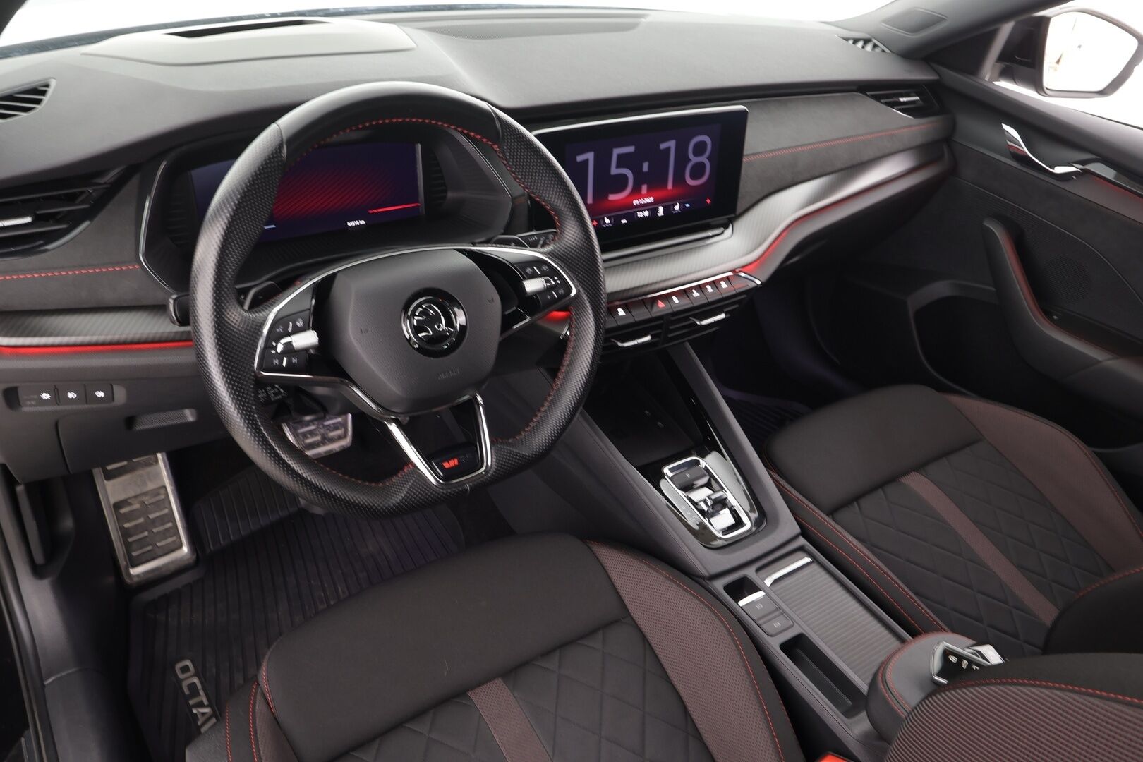 SKODA OCTAVIA RS 2022 Combi 1.4 TSI PHEV RS iV DSG * ACC / HUD / P.kamera / Matrix LED / Muistipenkit / Koukku / Navi / Webasto / KeylessGo * - Akku kuntotarkastettu / Kahdet renkaat aluvanteilla / Merkkihuollettu